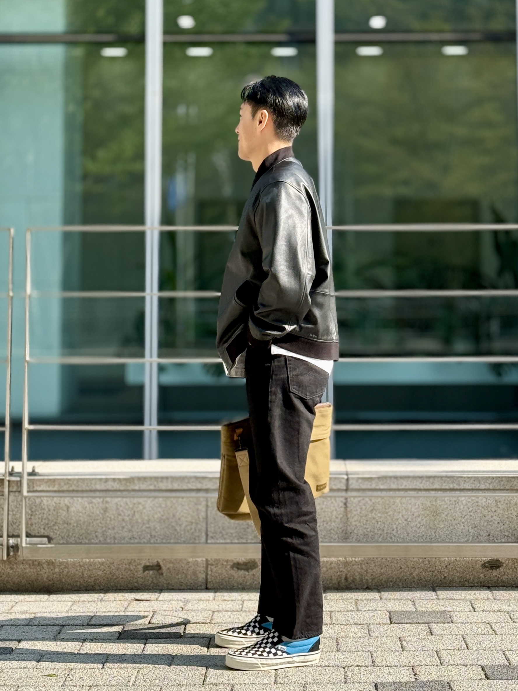 Toys McCoy Helmet Bag Grossglain Khaki, Vans x Liberaiders LX Slip-On Reissue 98 Black 착용 스타일 - 2