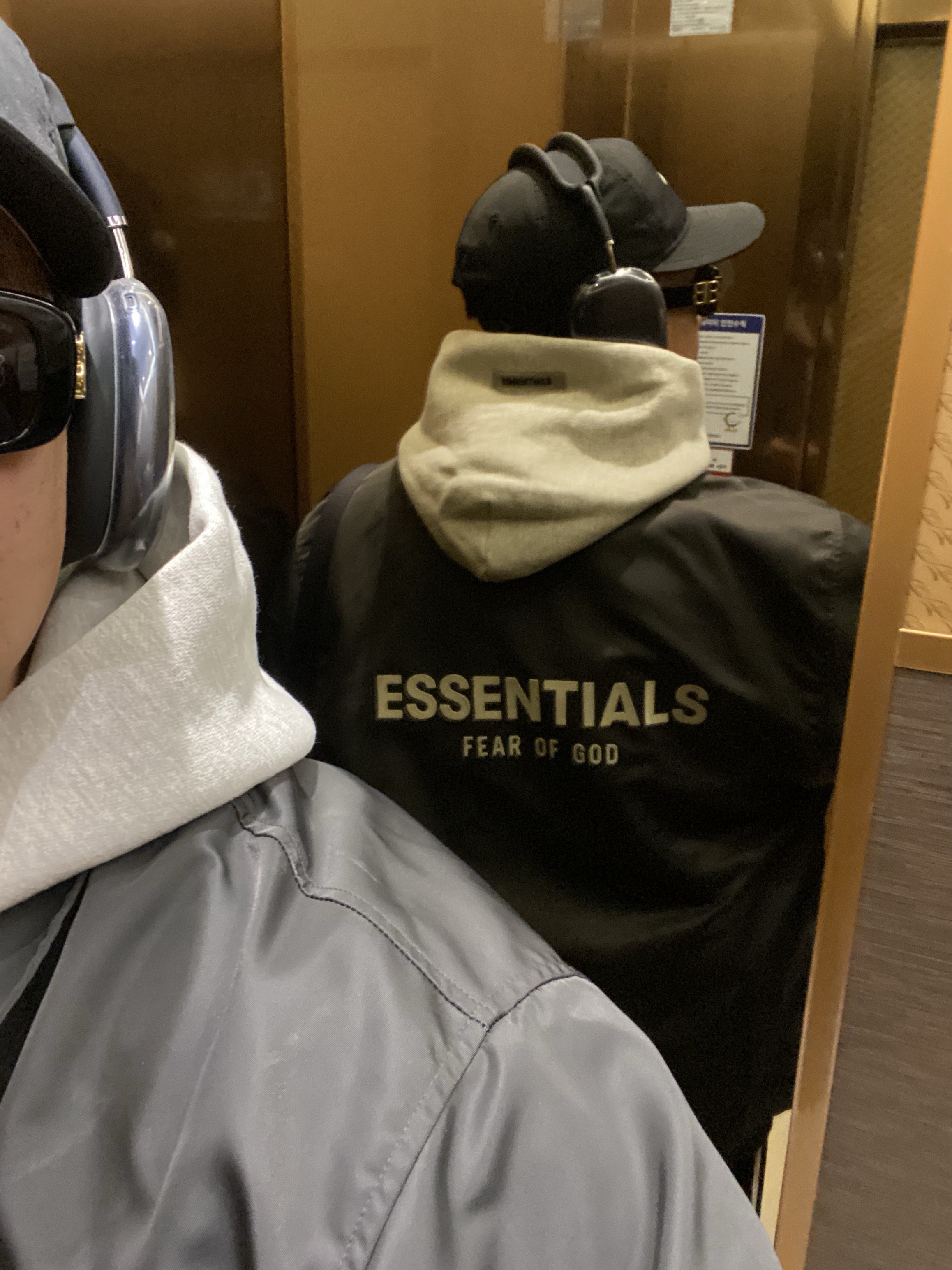 Apple AirPods Max USB C Midnight (Korean Ver.), Essentials x New Era Retro Crown Strapback Black 착용 스타일 - 2