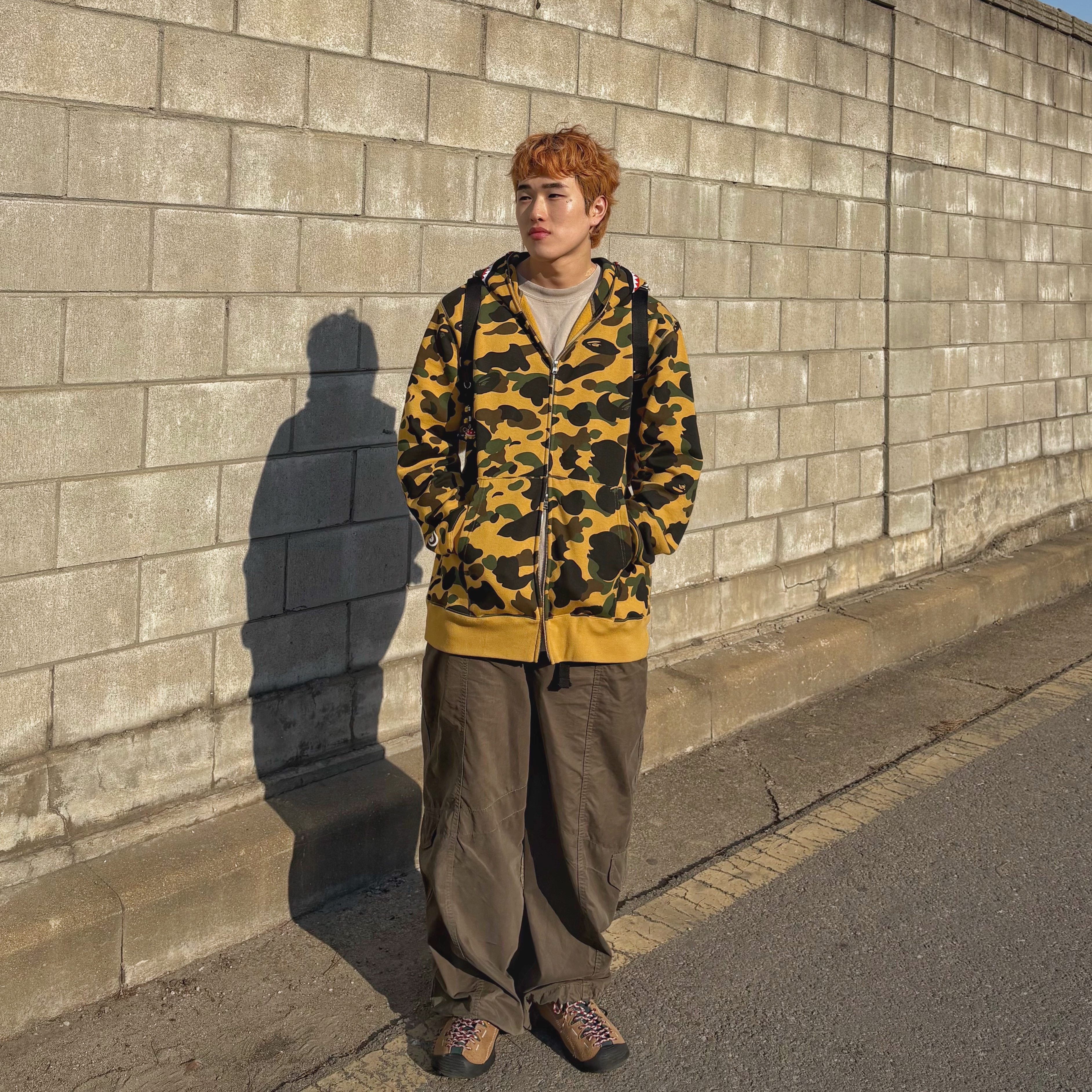 BAPE 1st Camo Shark Full Zip Hoodie Yellow, Keen Jasper Sneakers Toasted Coconut 착용 스타일 - 4