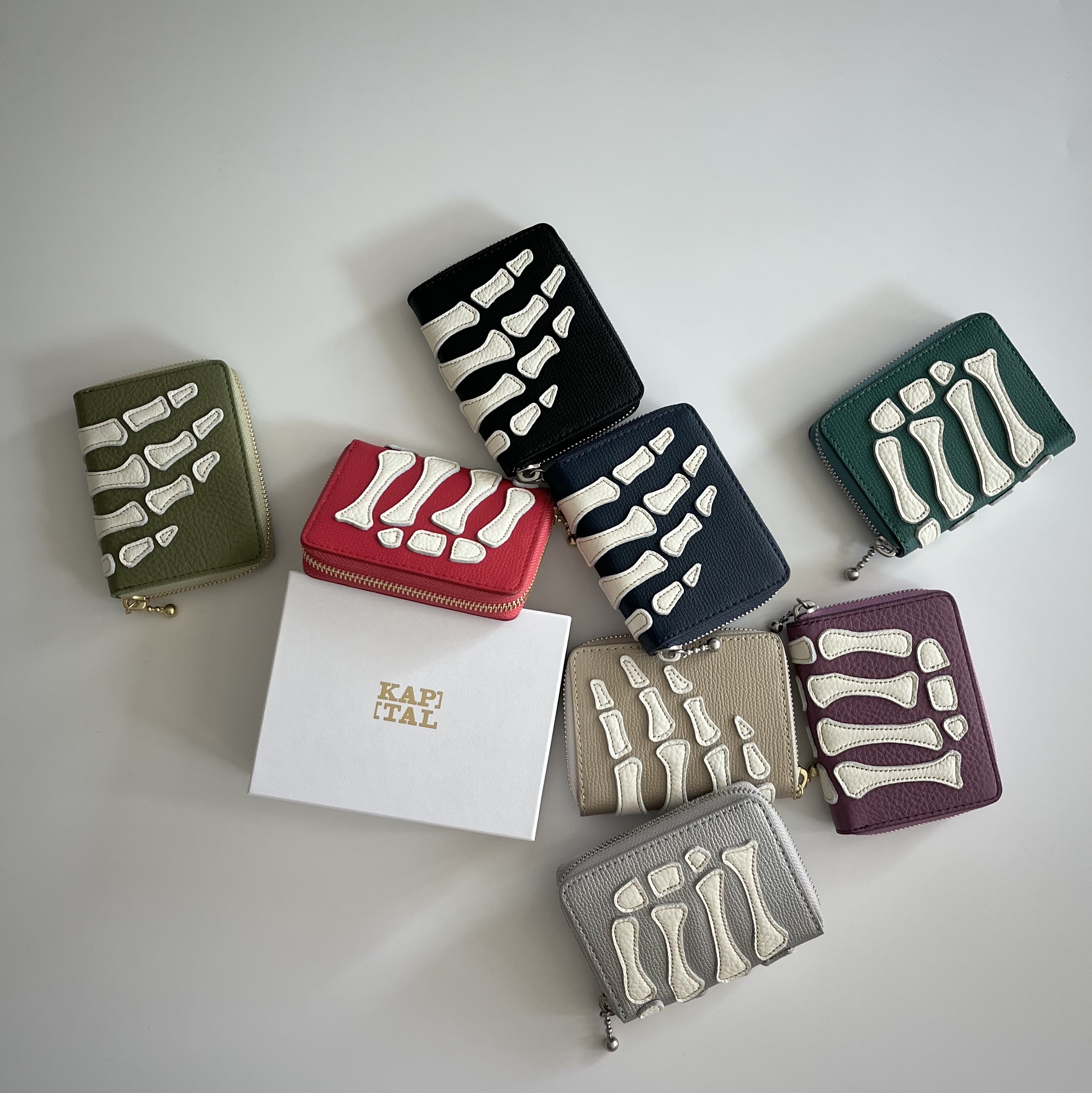 Kapital Thumbs Up Bone Hand Zip Mini Wallet Black, Kapital Thumbs Up Bone Hand Zip Mini Wallet Red 착용 스타일 - 1