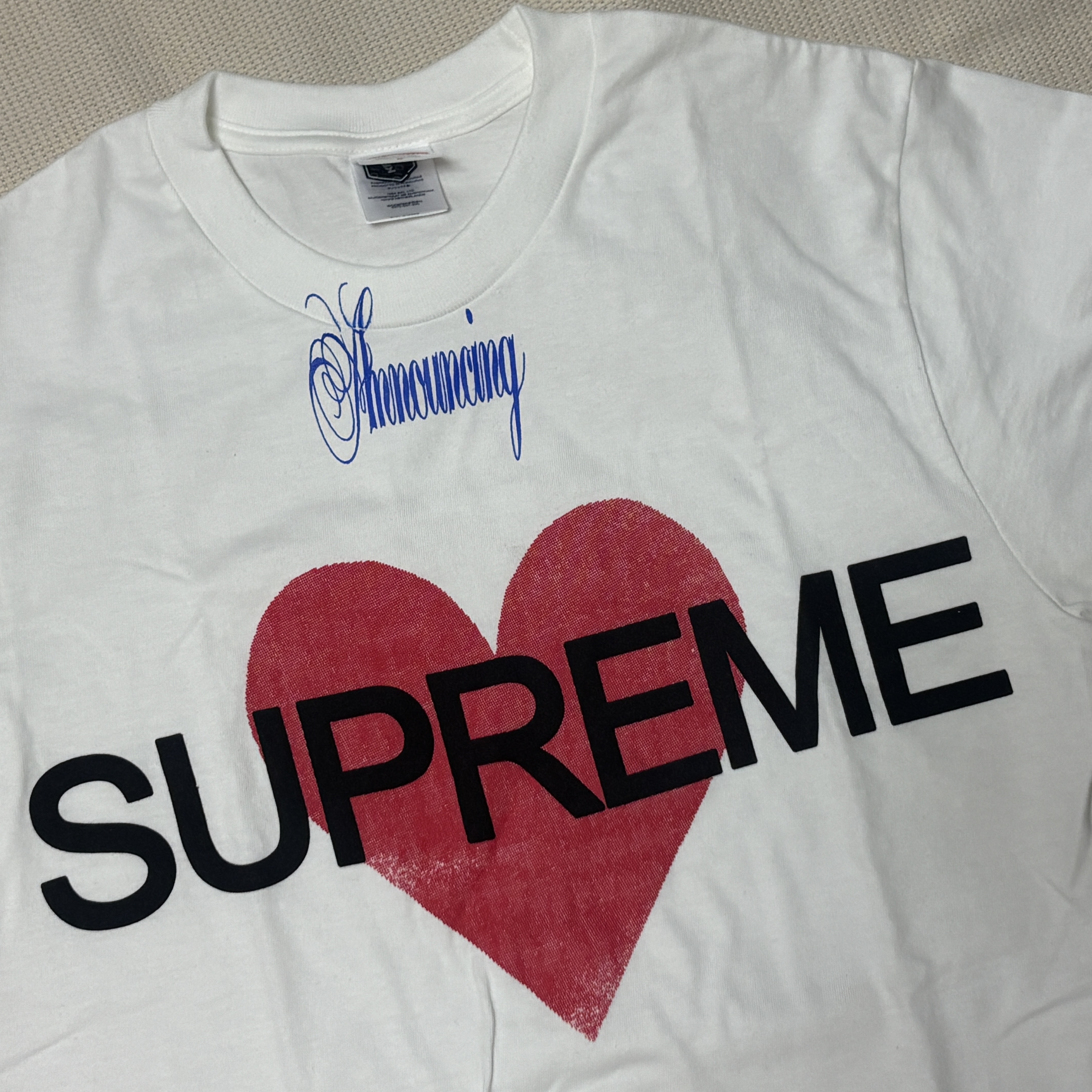 Supreme Announcing T-Shirt White - 25SS 착용 스타일