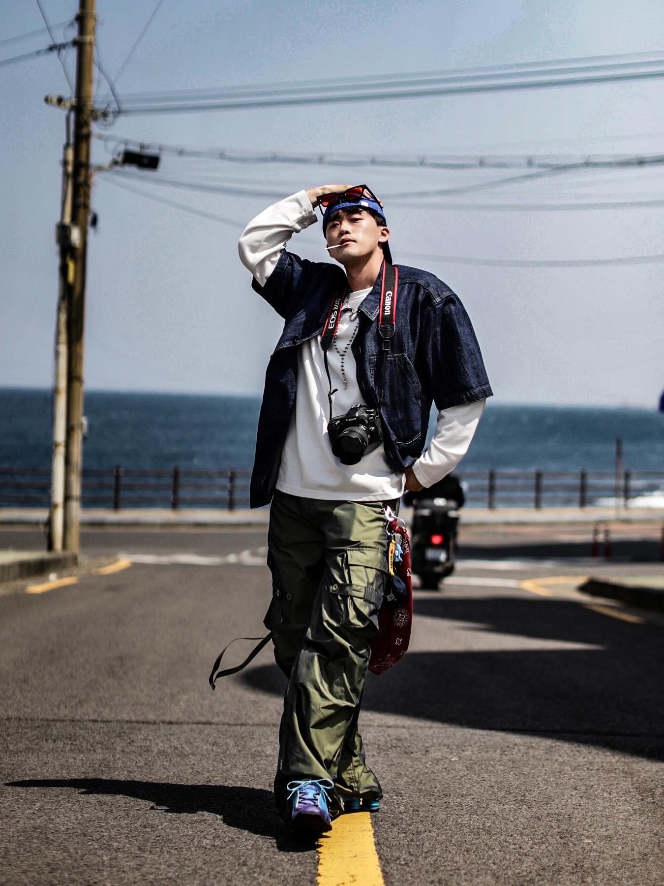 Nike x Martine Rose Shox MR4 Scuba Blue 착용 스타일 - 3