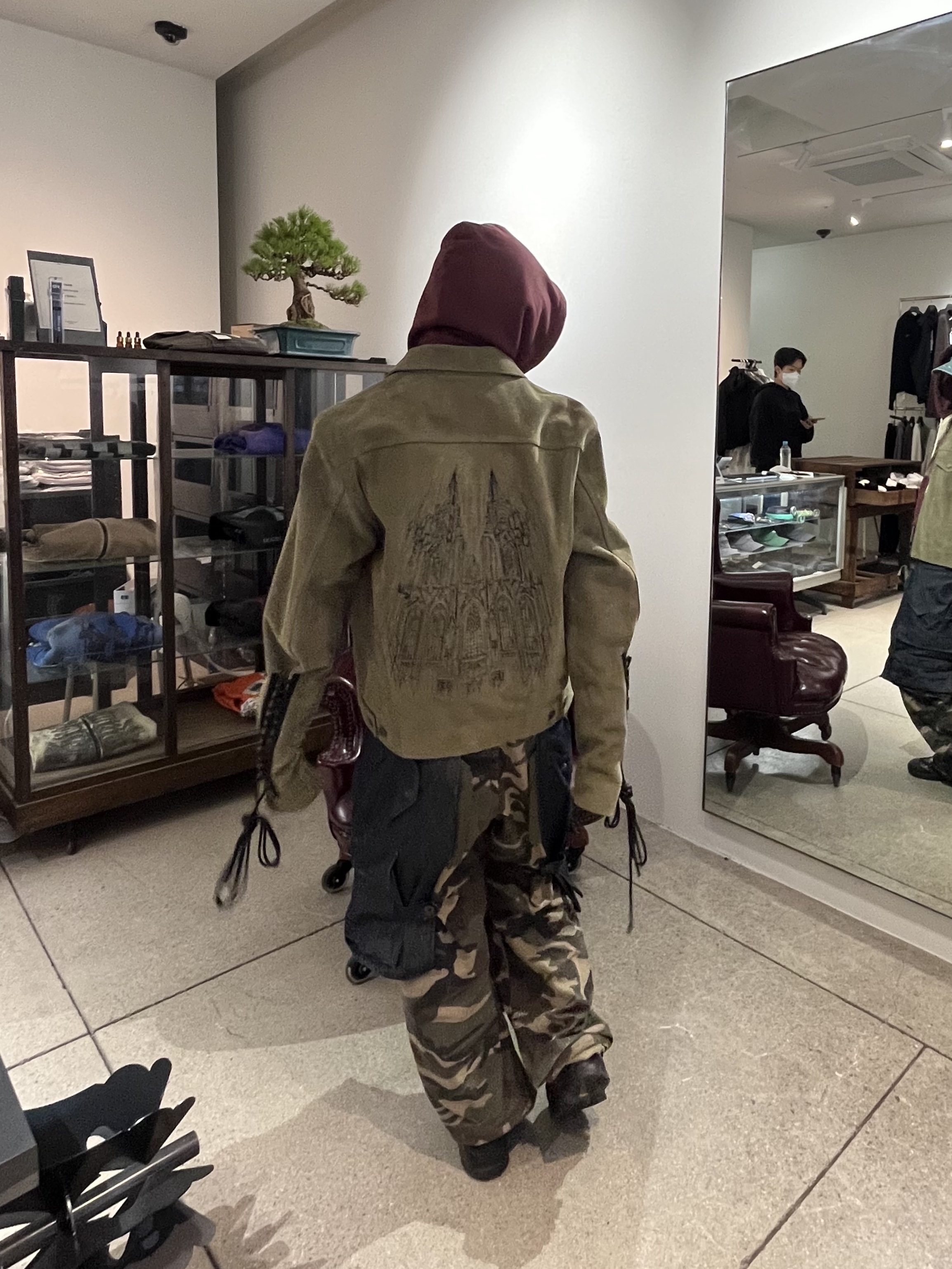 Zara x Andersson Bell Clogs Red, [KREAM 단독] ADSB Andersson Bell Raptor Layered Cargo Pants Indigo Green 착용 스타일 - 2