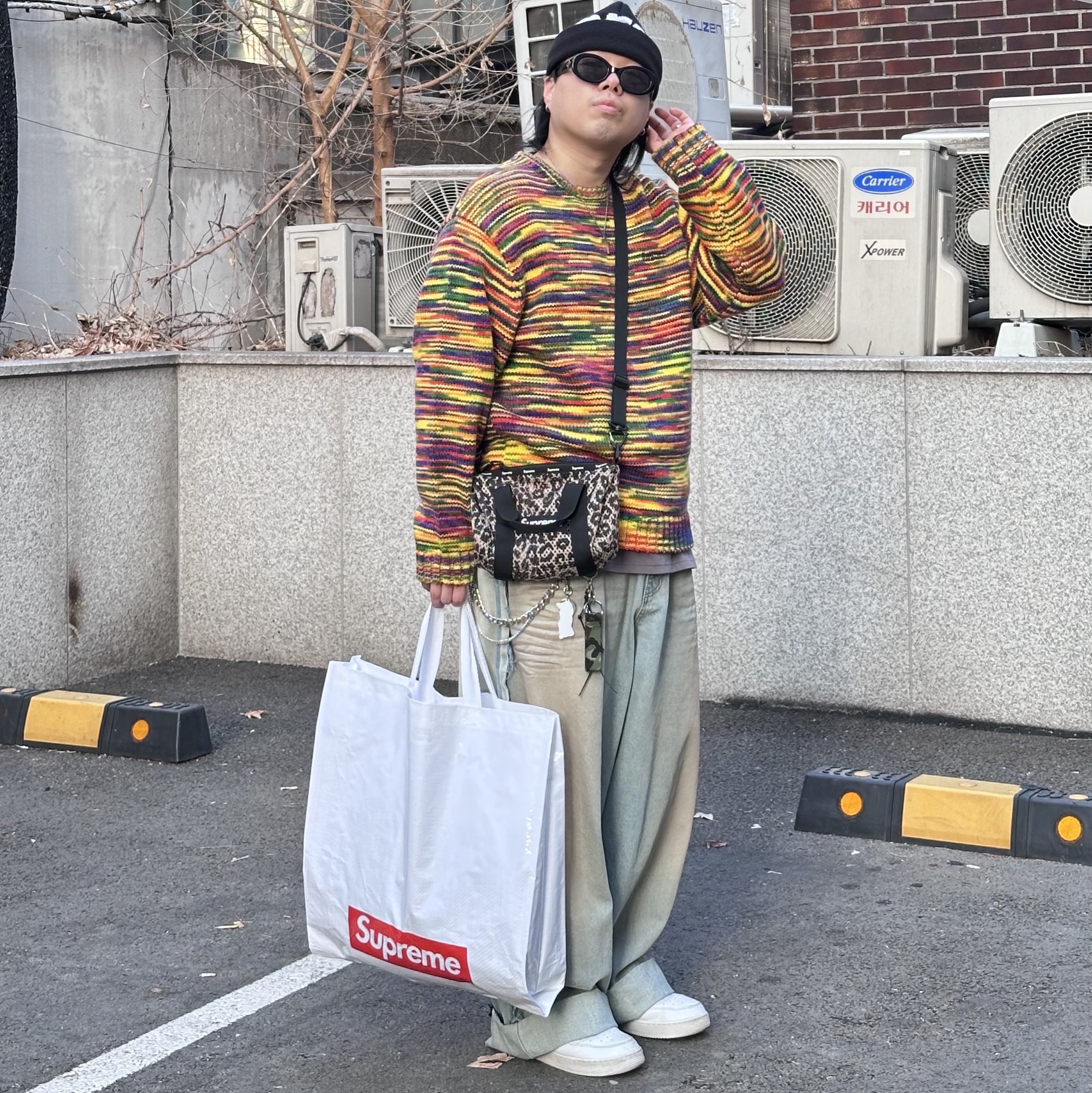 Supreme Static Sweater Multi-Color - 20FW, Supreme Mesh Mini Duffle Bag Leopard - 23SS 착용 스타일 - 1