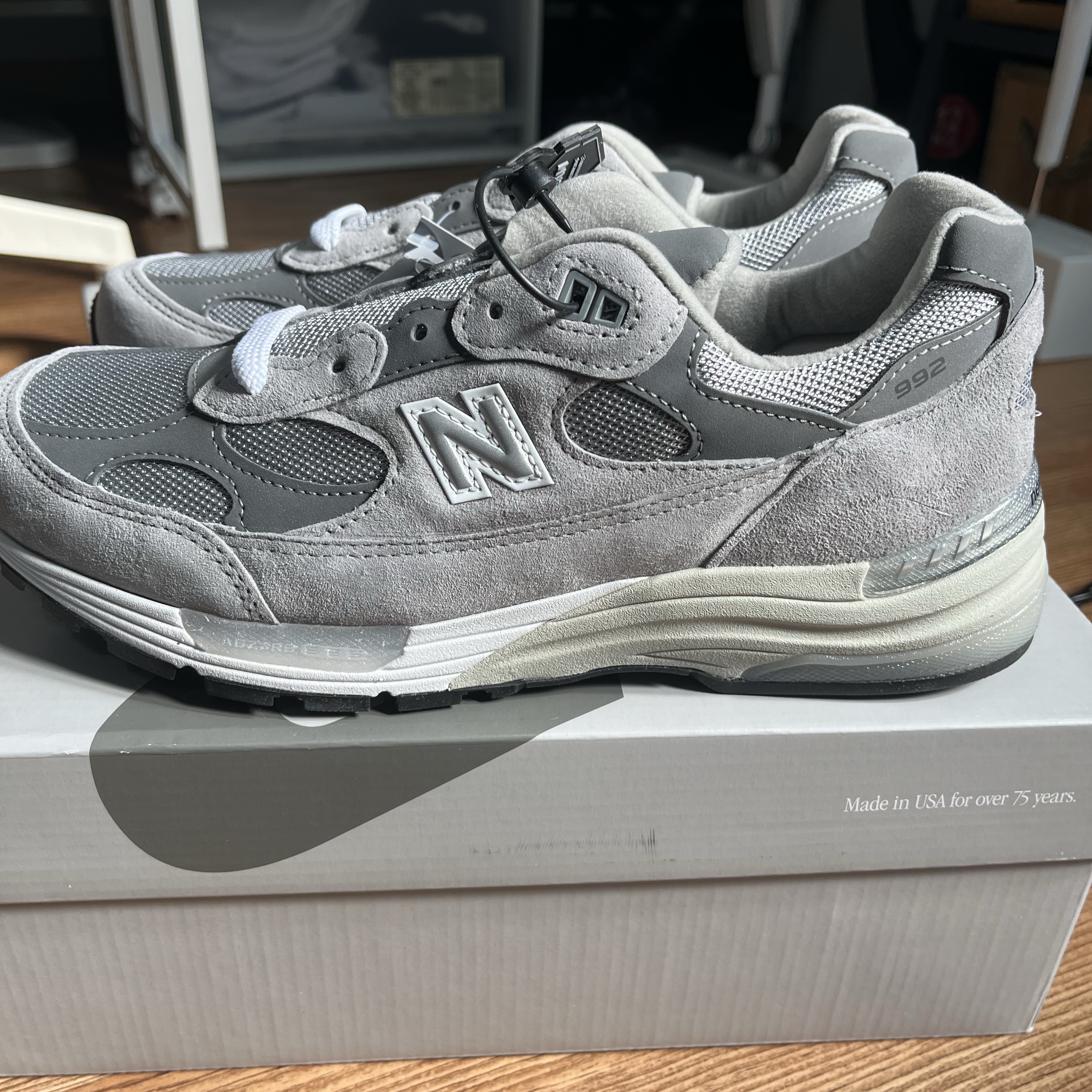 New Balance 992 Made in USA Core Grey Silver Metallic 착용 스타일 - 2
