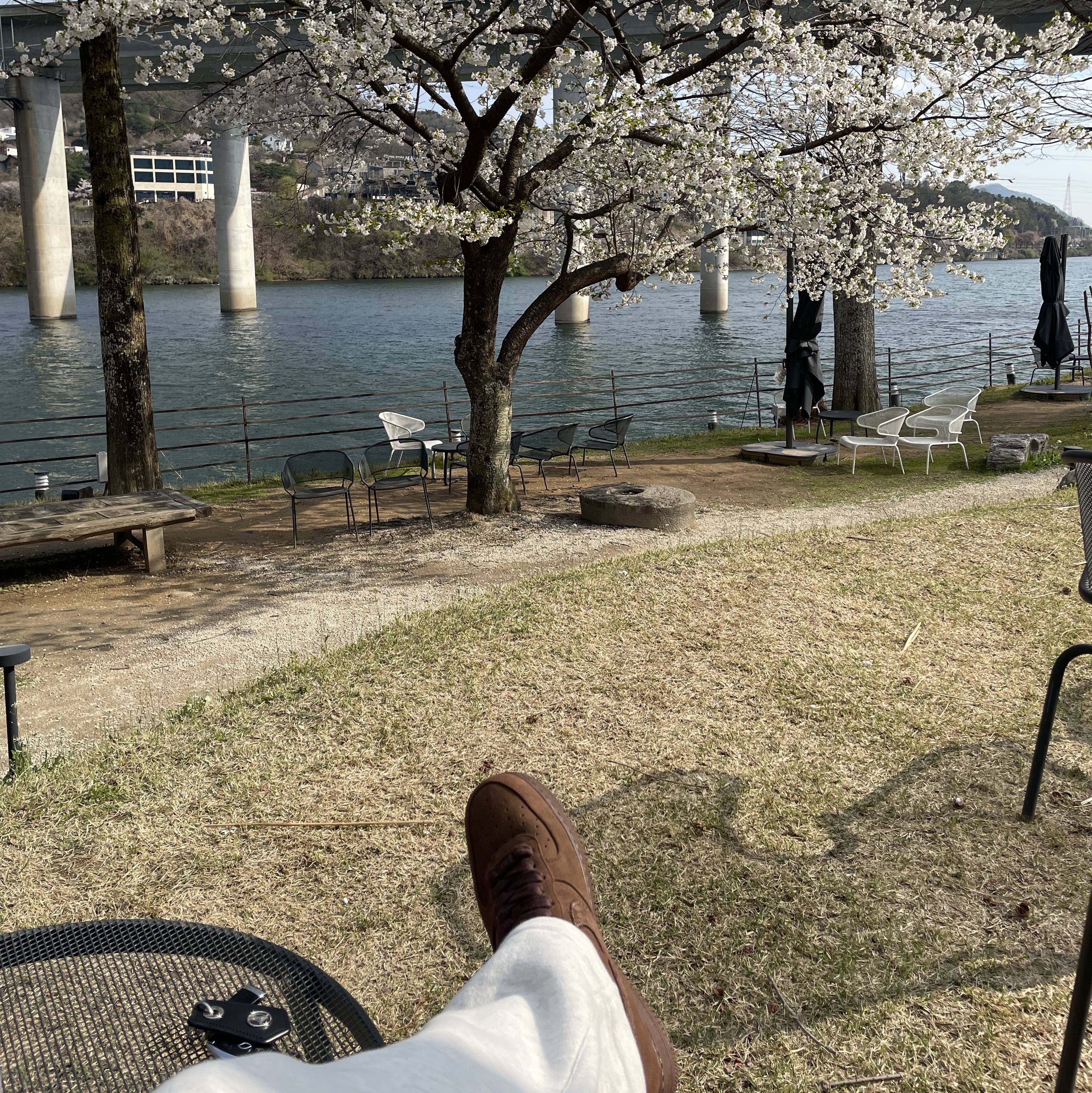 (W) Nike Air Force 1 '07 Cacao Wow, Essentials The Core Collection Relaxed Sweatpants Light Oatmeal 착용 스타일 - 2