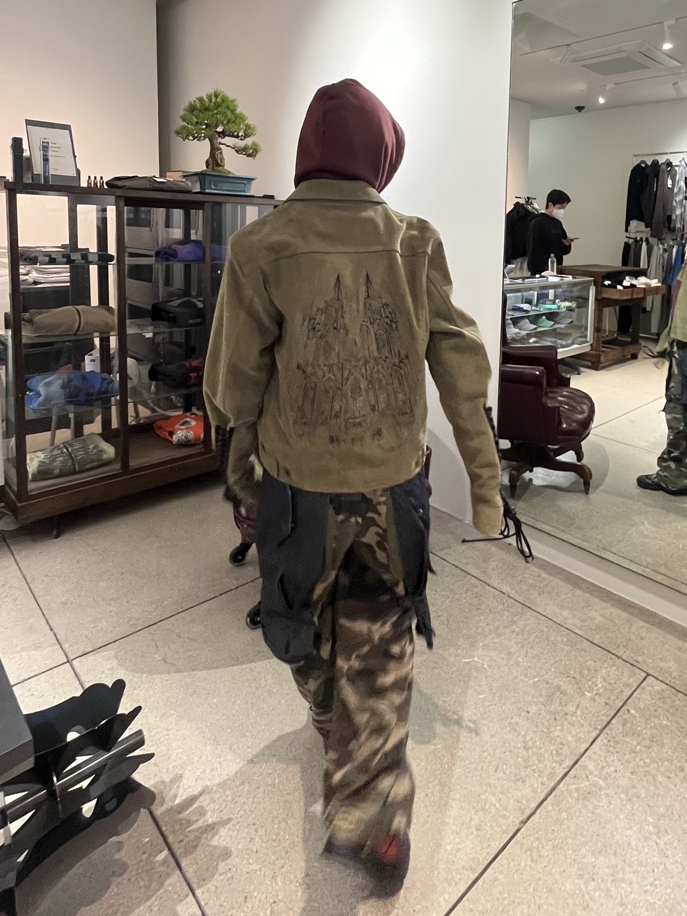 Zara x Andersson Bell Clogs Red, [KREAM 단독] ADSB Andersson Bell Raptor Layered Cargo Pants Indigo Green 착용 스타일 - 1
