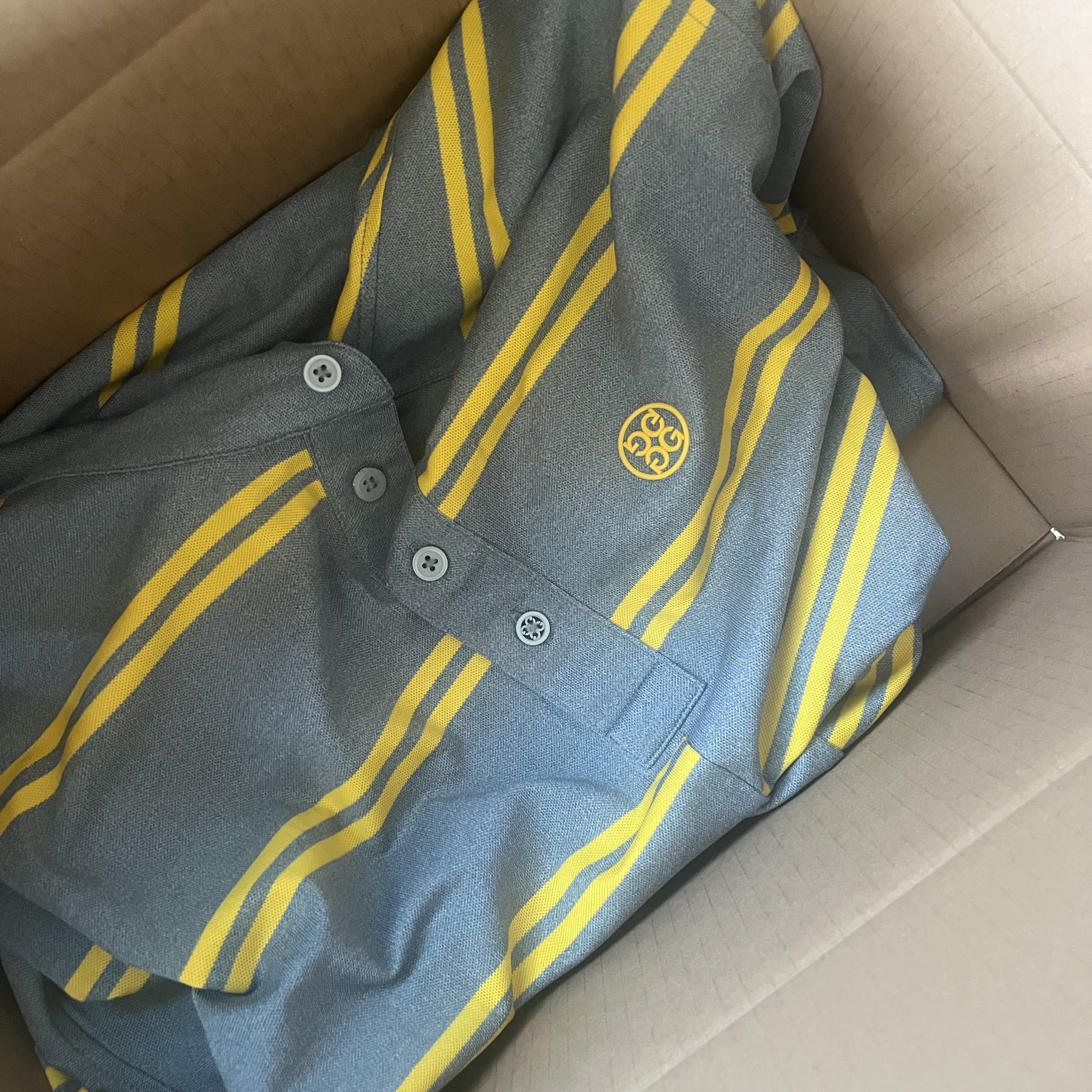 G/Fore Offset Stripe Modern Spread Collar Tech Pique Slim Fit Polo Light Heather Grey 착용 스타일