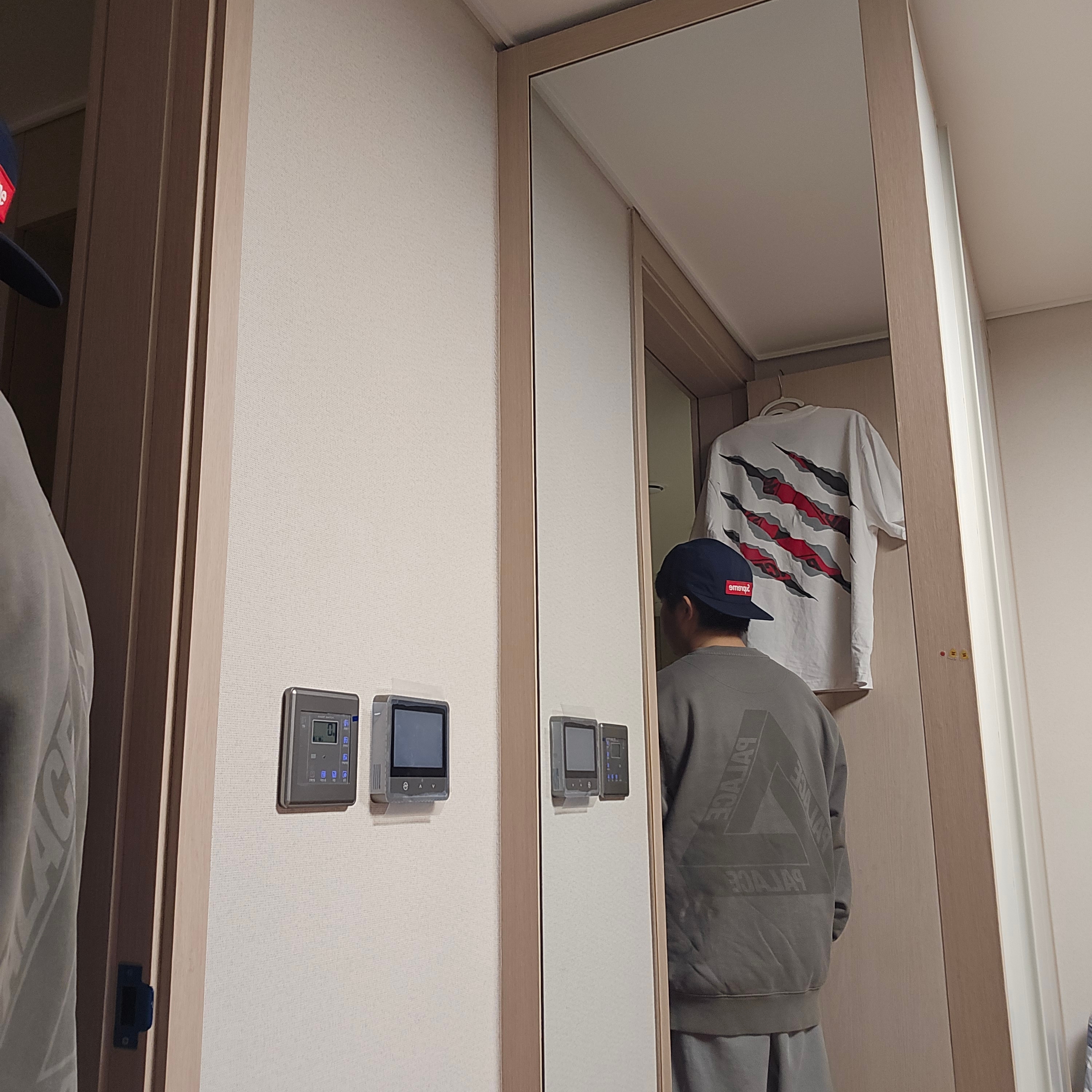 팔라스 립드 트라이 티셔츠 화이트 - 25SS, 팔라스 스프레이 트라이퍼그 크루 메탈리코 - 24SS 착용 스타일 - 1