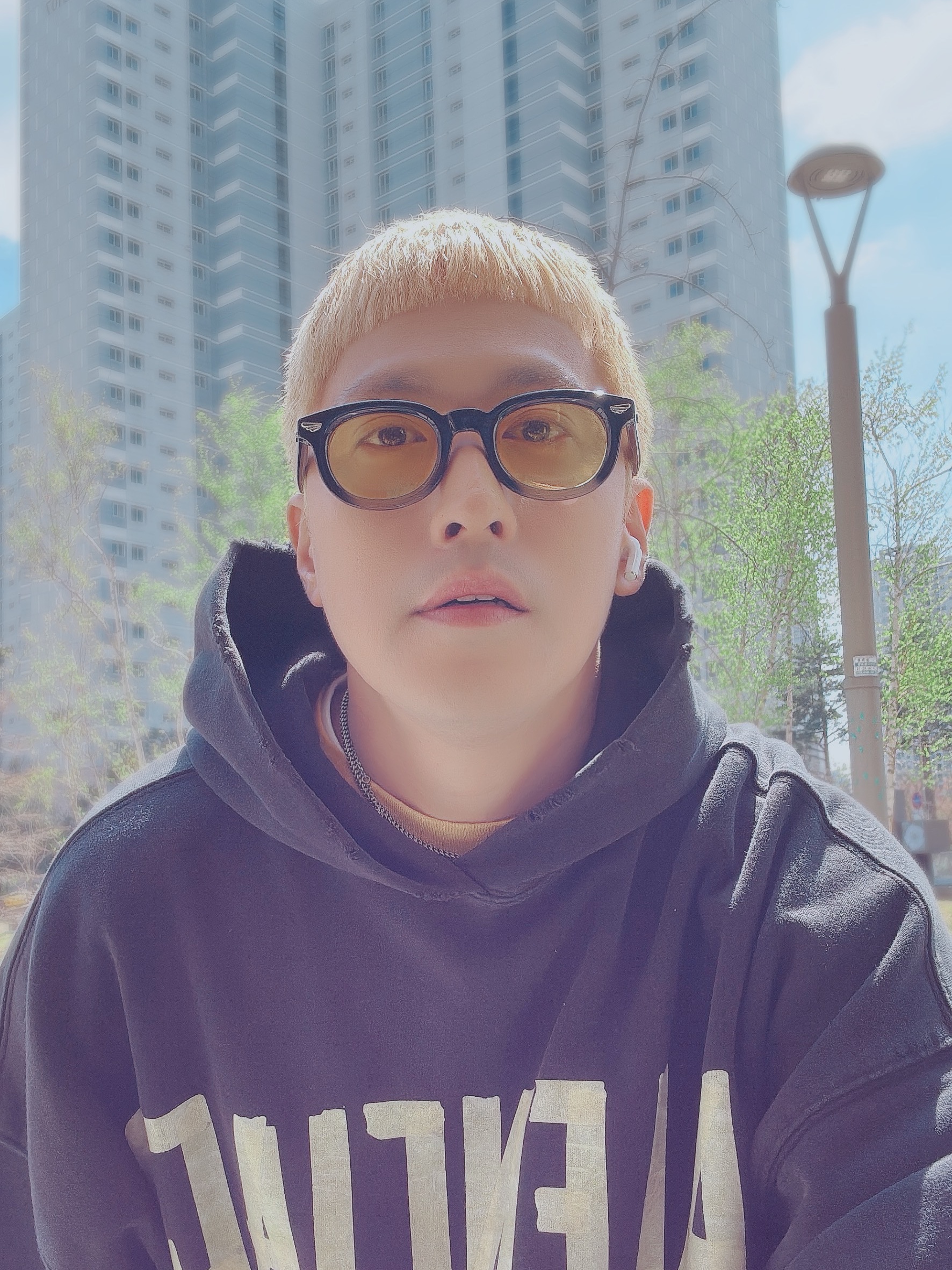 발렌시아가 테이프 타입 립드 포켓 오버사이즈 후디 페이디드 블랙, 다미아니 메트로폴리탄 다이아몬드 네클리스 실버 착용 스타일 - 2