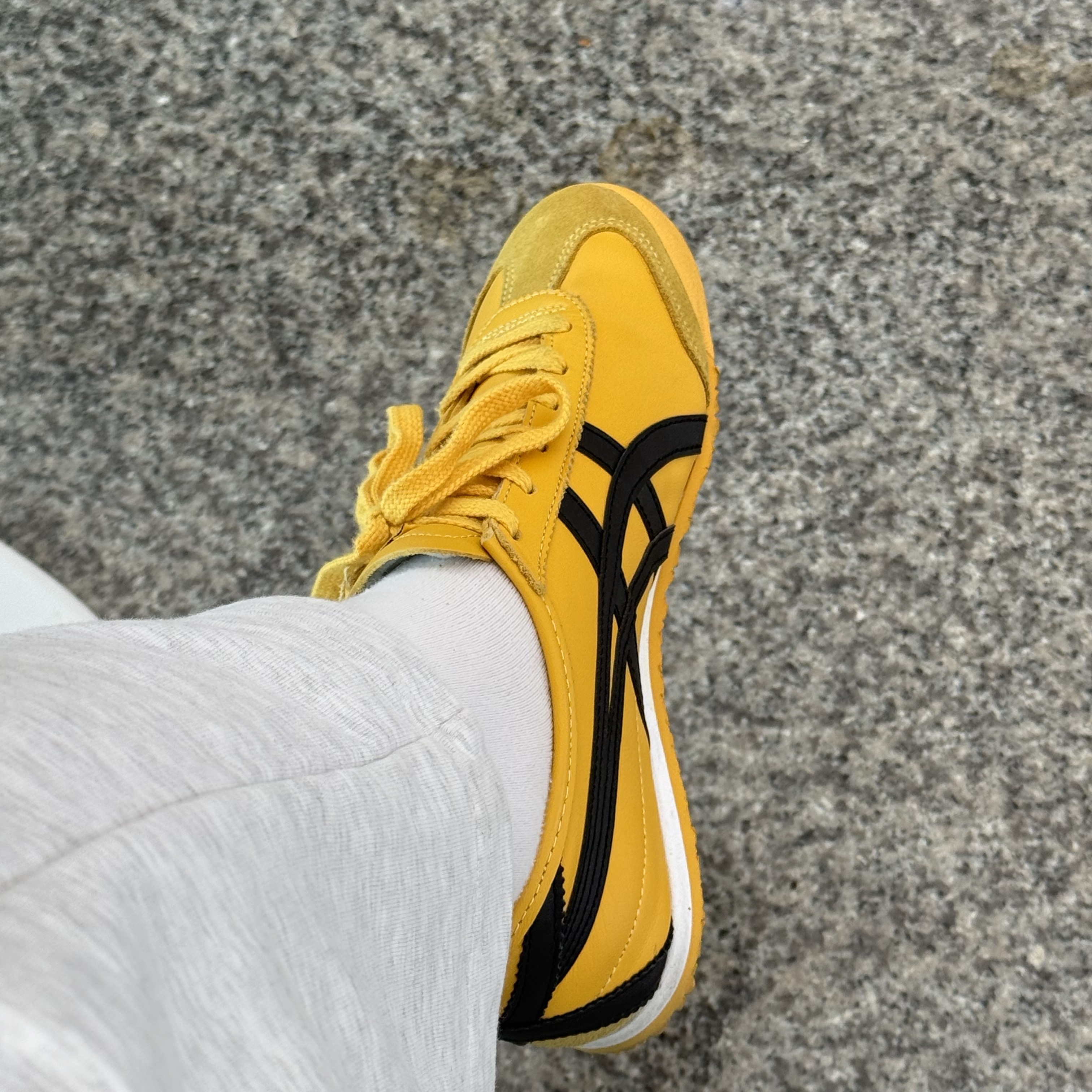 Onitsuka Tiger Mexico 66 Yellow Black 착용 스타일 - 3