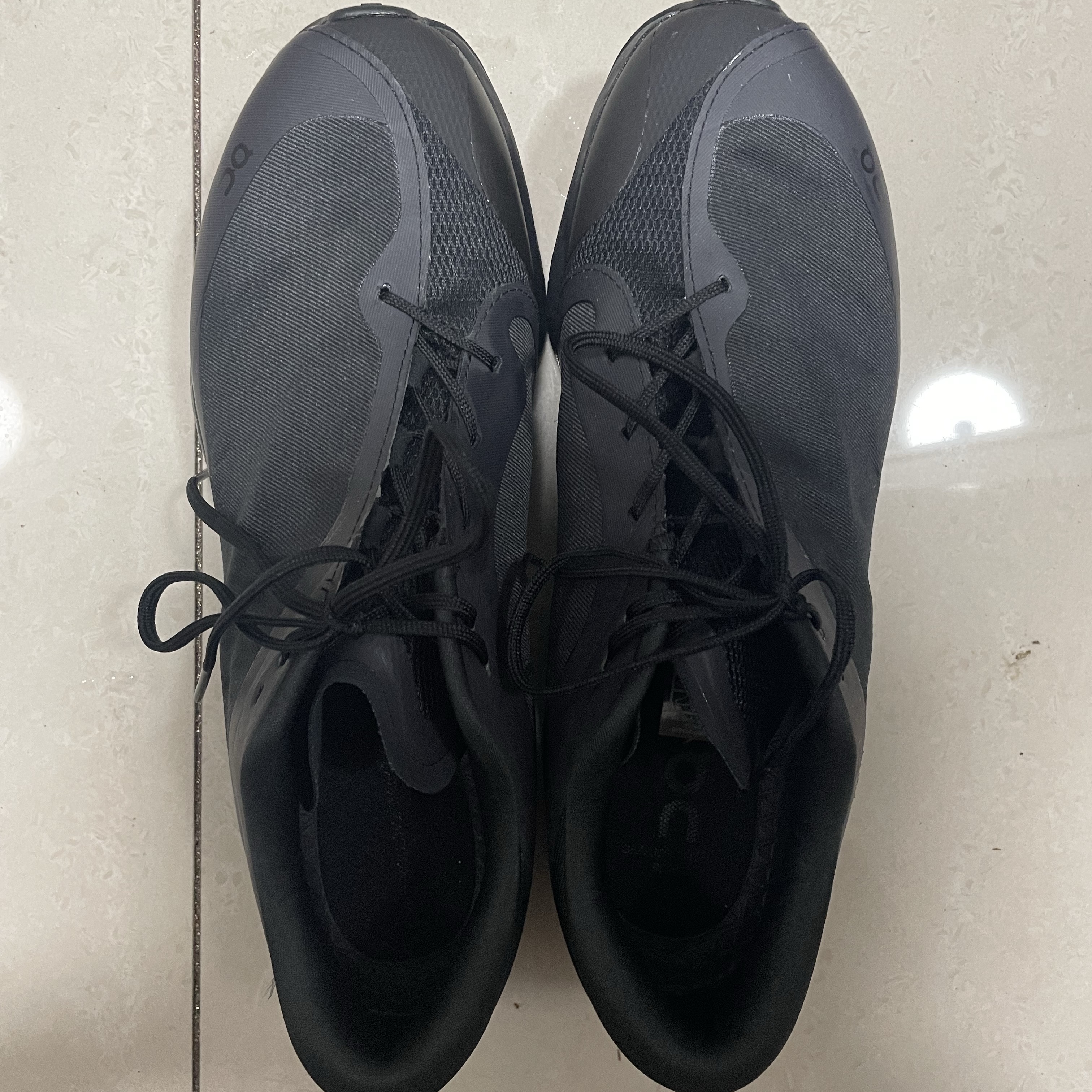 On Running x Post Archive Faction (Paf) Cloudventure Peak All Black 착용 스타일 - 1