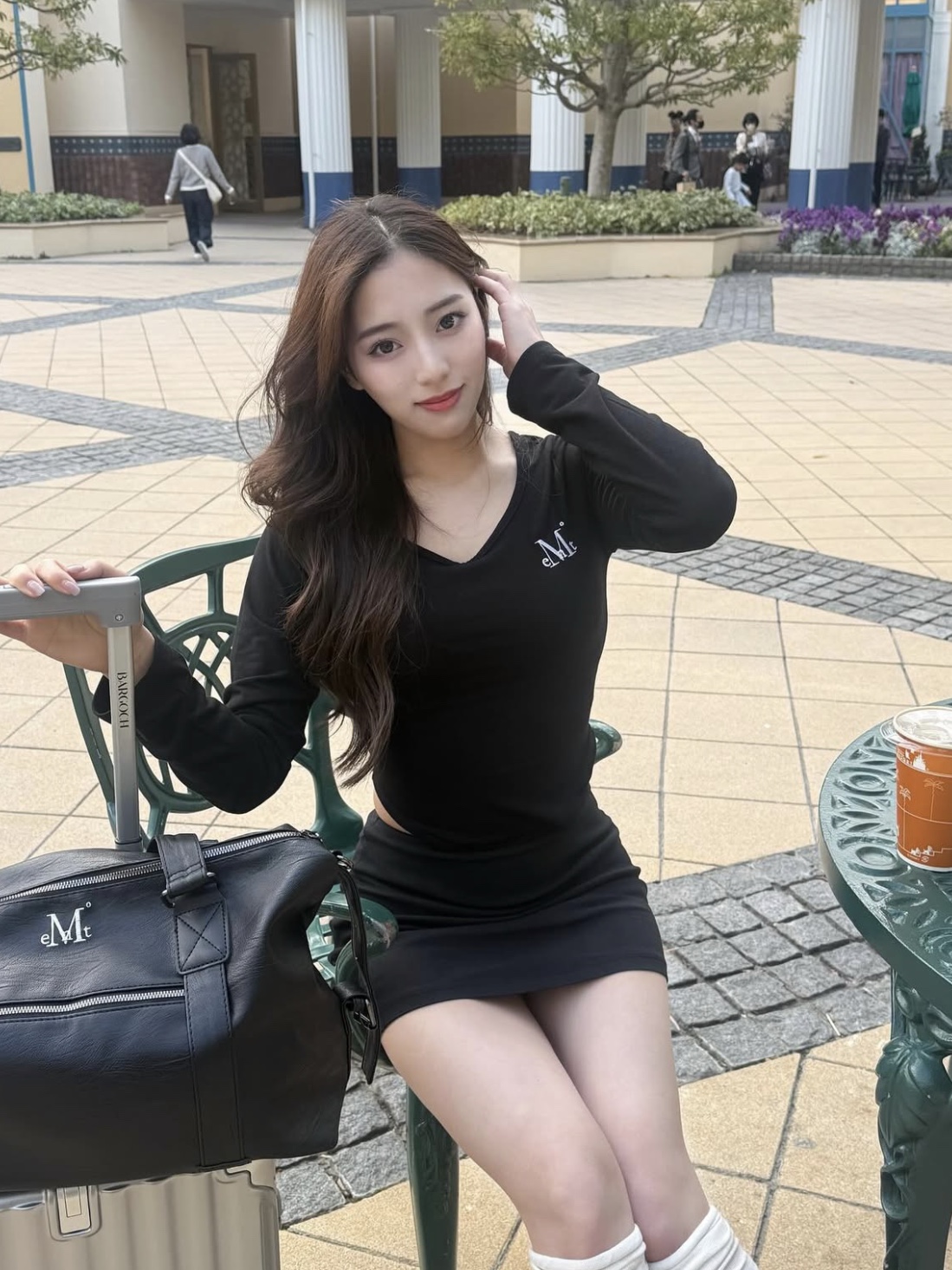 MUCENT Prime Wrinkle Leather Tote Bag Black, MUCENT Asti Slim U Neck T Black 착용 스타일 - 4