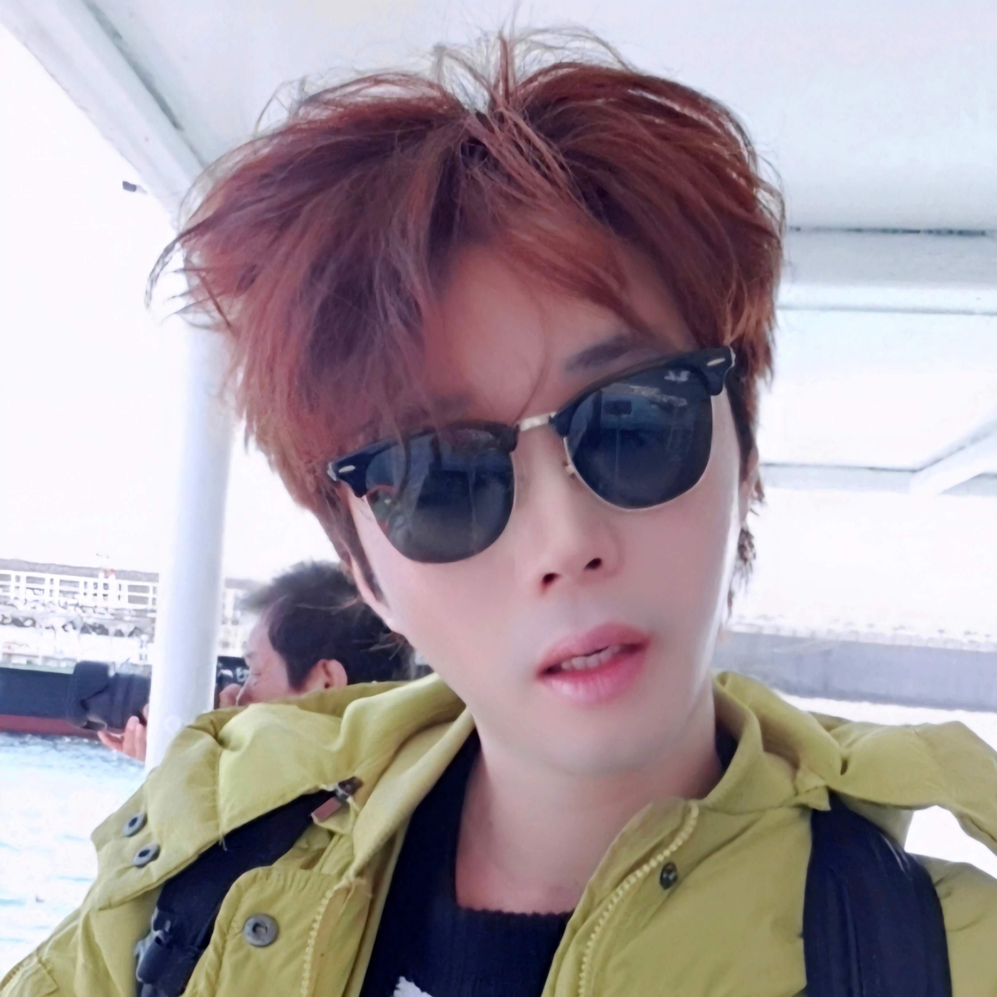 Ray-Ban 4259F Gloss Black Frame Green Classic Lenses Low Bridge Fit 착용 스타일