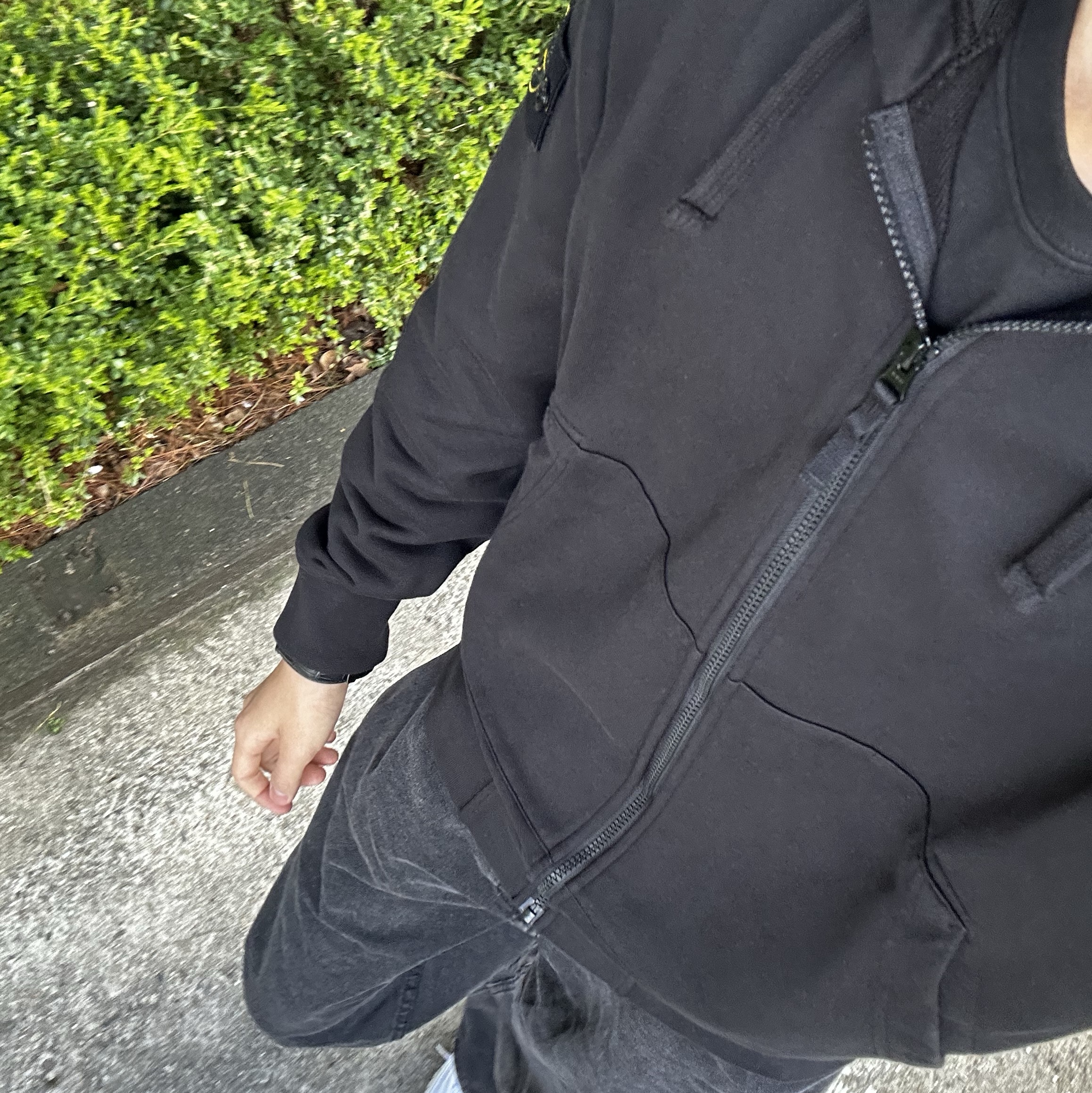 스톤 아일랜드 6100042 오가닉 코튼 플리스 후드 스웨트셔츠 드로우스트링 후드 앤 지퍼 블랙 - 25SS 착용 스타일 - 2