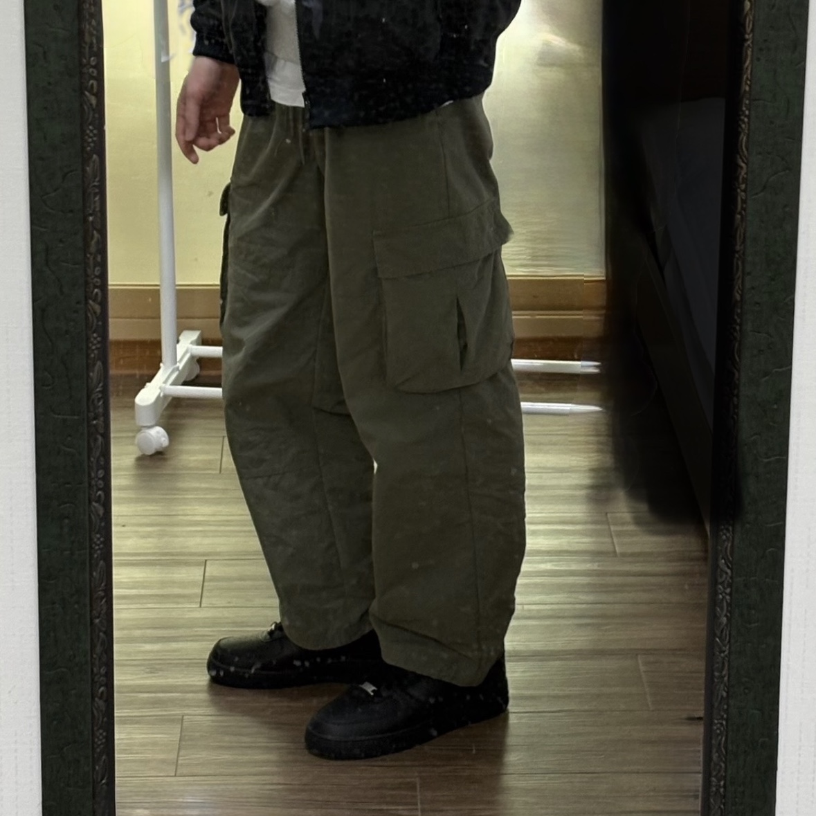 나이키 에어포스 1 '07 로우 트리플 블랙, 나이키 NSW 윈드러너 후드 자켓 블랙 - 아시아 착용 스타일