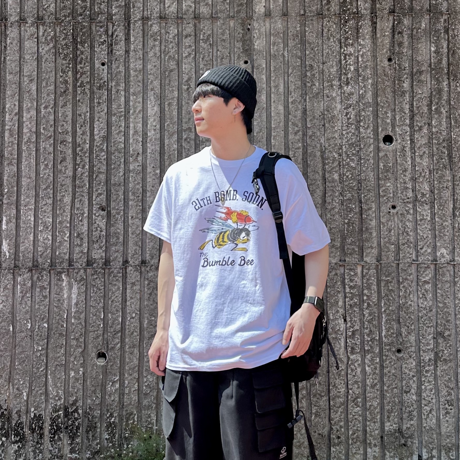 Gildan X 아메리칸 컬렉션 범블비 티셔츠 화이트, 데우스 엑스 마키나 쉴드 비니 블랙 착용 스타일 - 2
