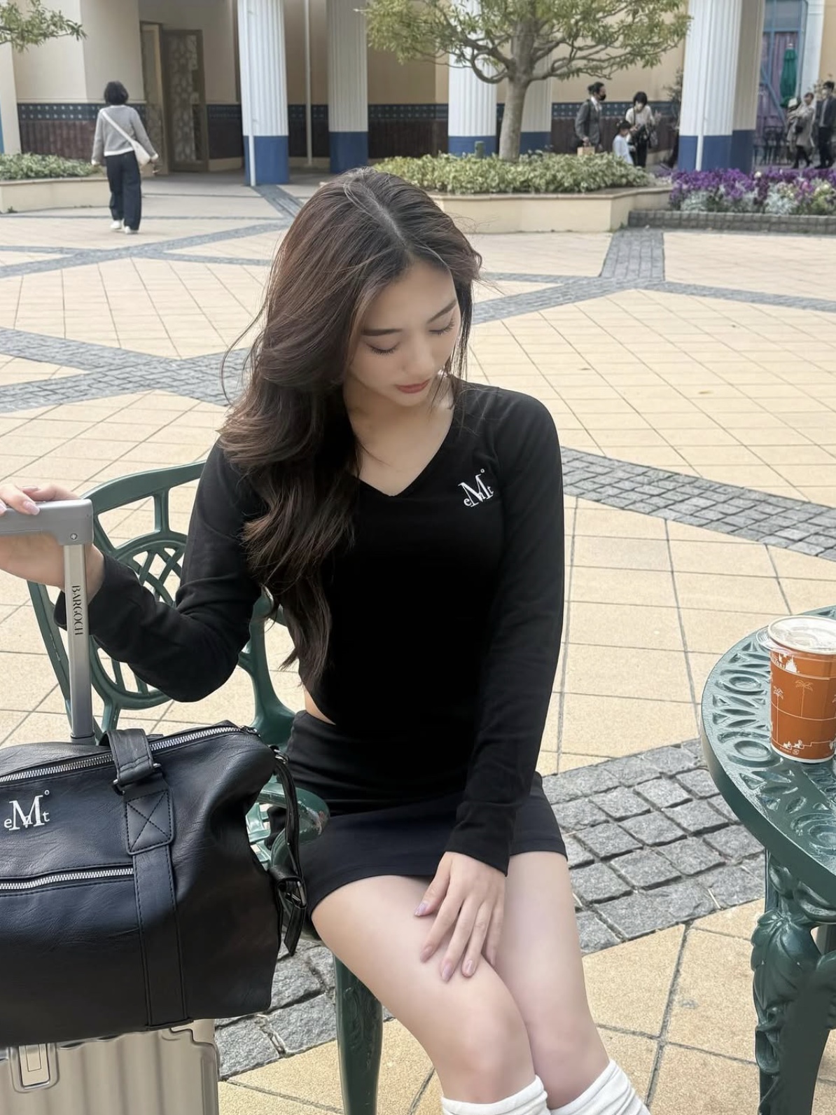 MUCENT Prime Wrinkle Leather Tote Bag Black, MUCENT Asti Slim U Neck T Black 착용 스타일 - 3