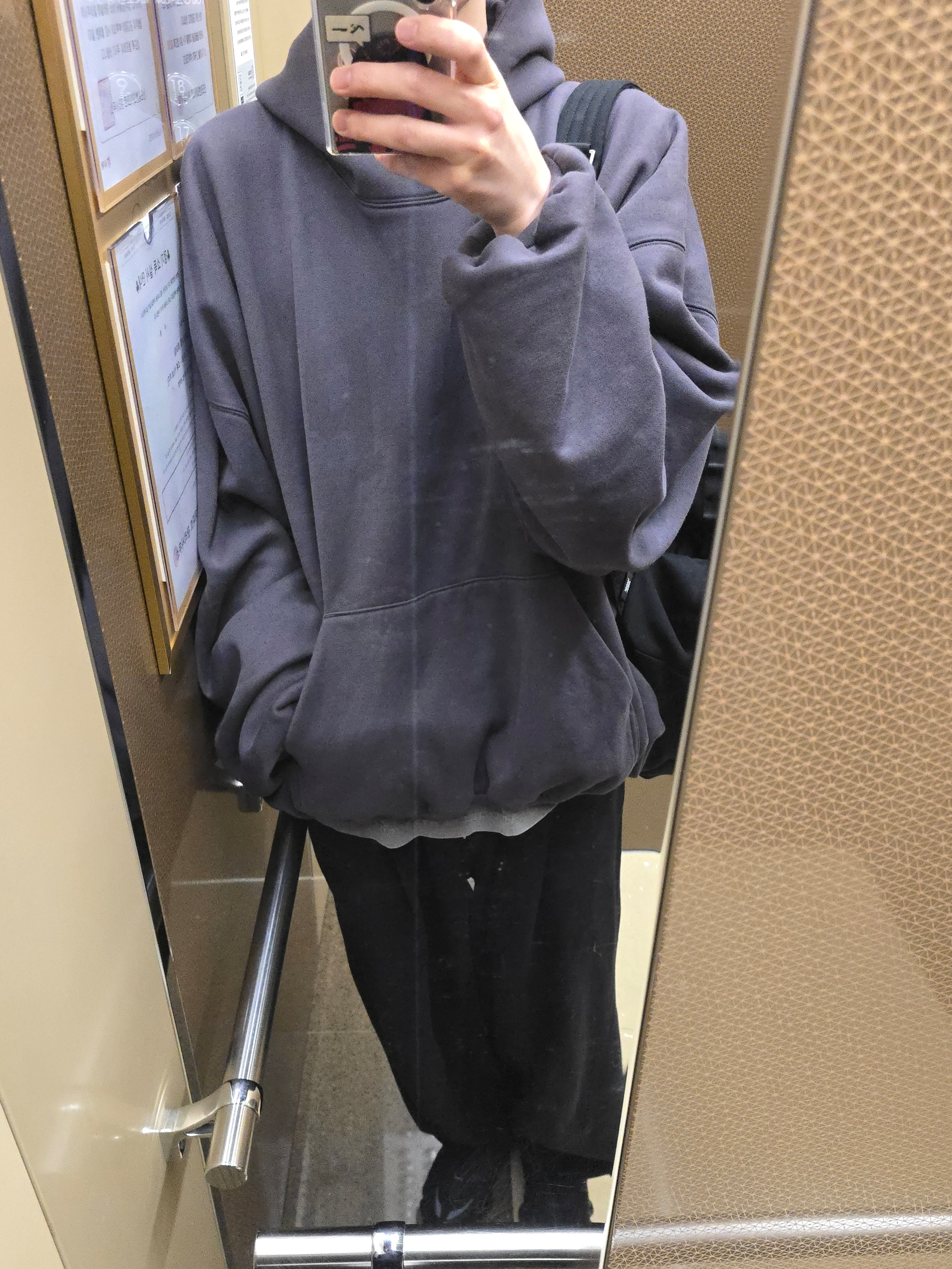 Yeezy Gap Engineered By Balenciaga Dove Hoodie Dark Grey 착용 스타일