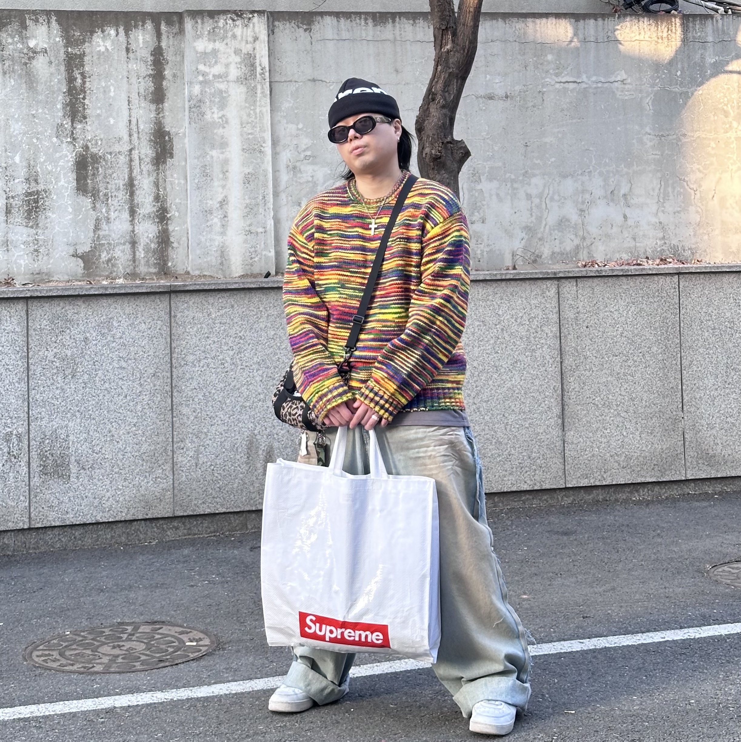 Supreme Static Sweater Multi-Color - 20FW, Supreme Mesh Mini Duffle Bag Leopard - 23SS 착용 스타일 - 2