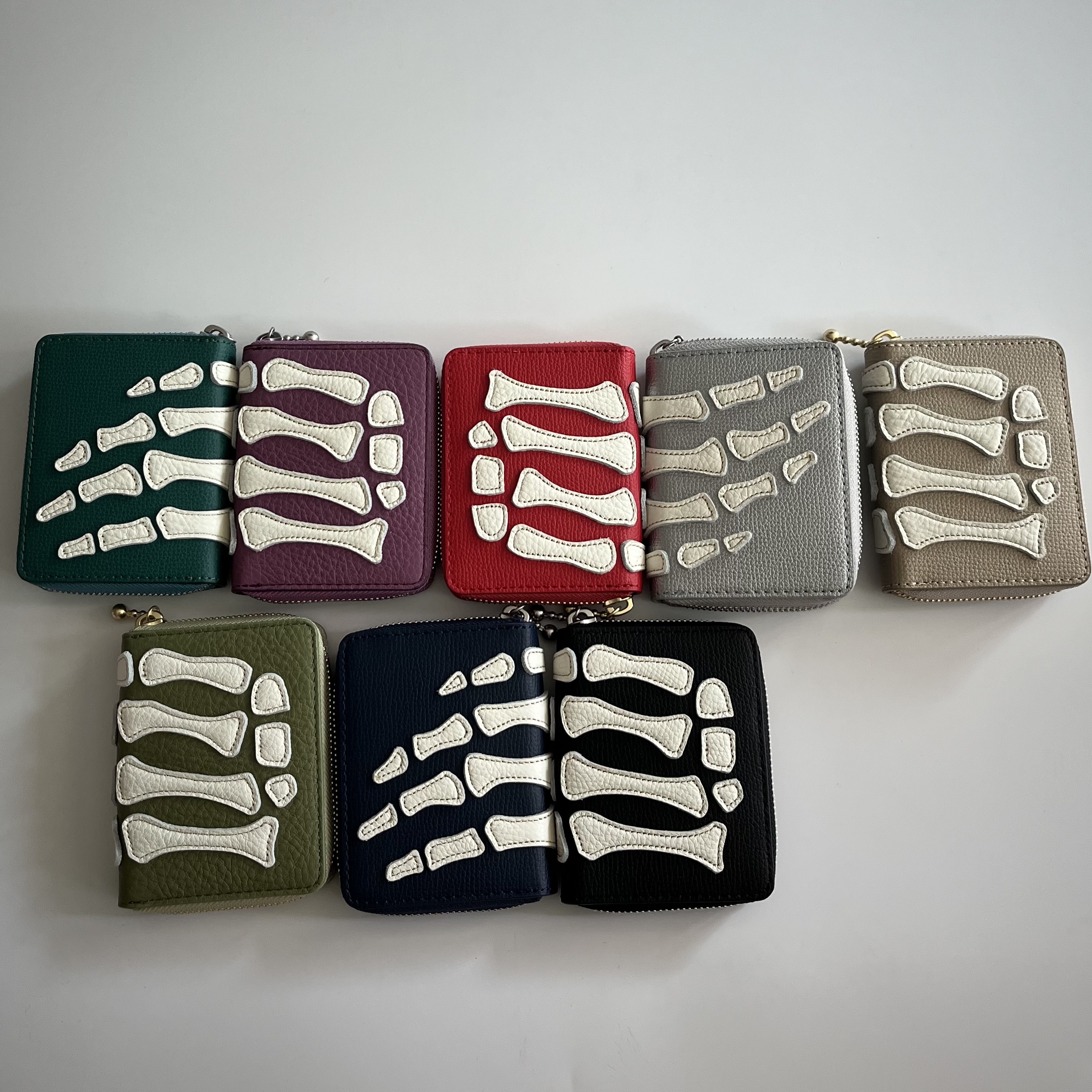 Kapital Thumbs Up Bone Hand Zip Mini Wallet Black, Kapital Thumbs Up Bone Hand Zip Mini Wallet Red 착용 스타일 - 9