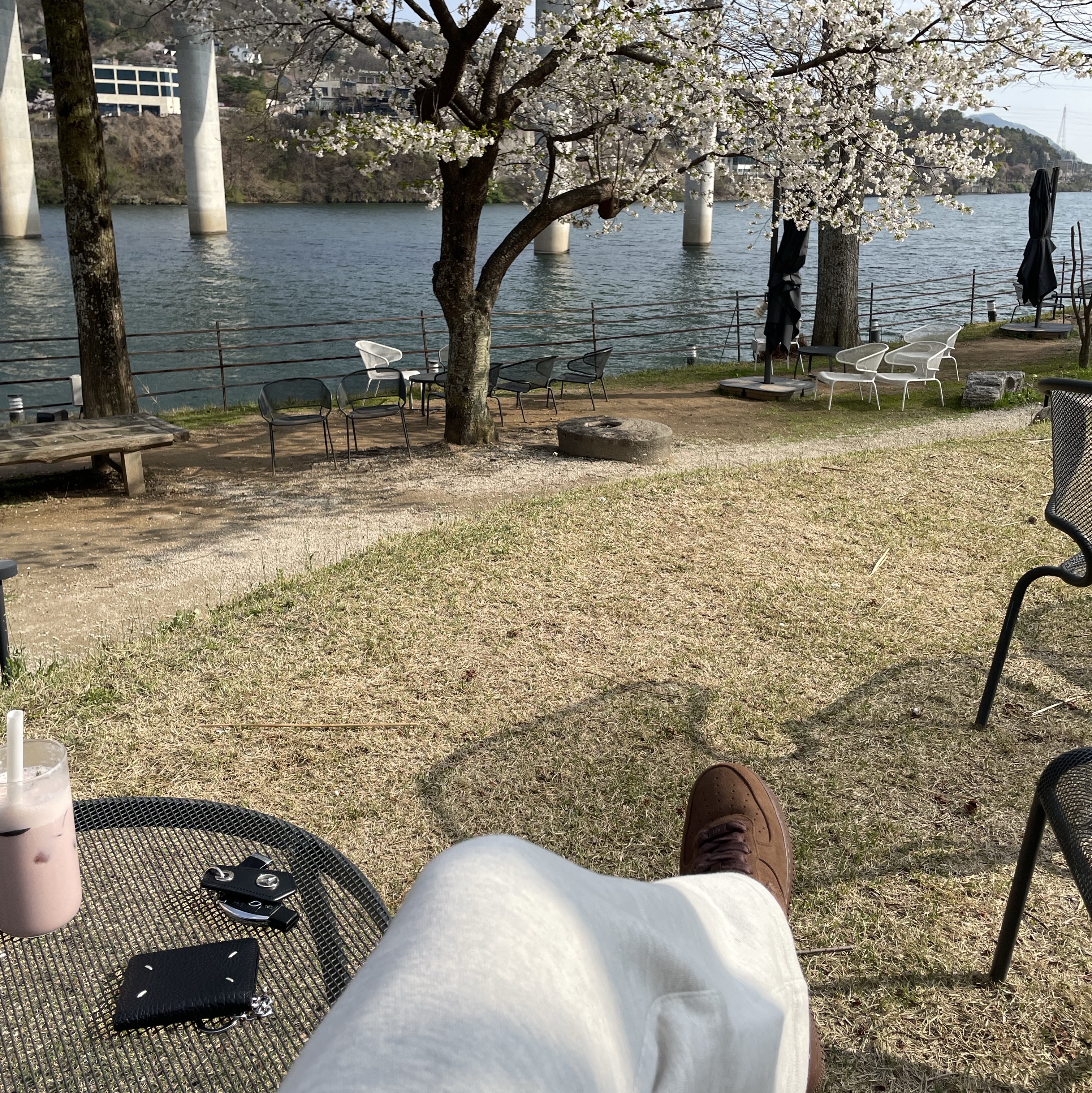 (W) Nike Air Force 1 '07 Cacao Wow, Essentials The Core Collection Relaxed Sweatpants Light Oatmeal 착용 스타일 - 1