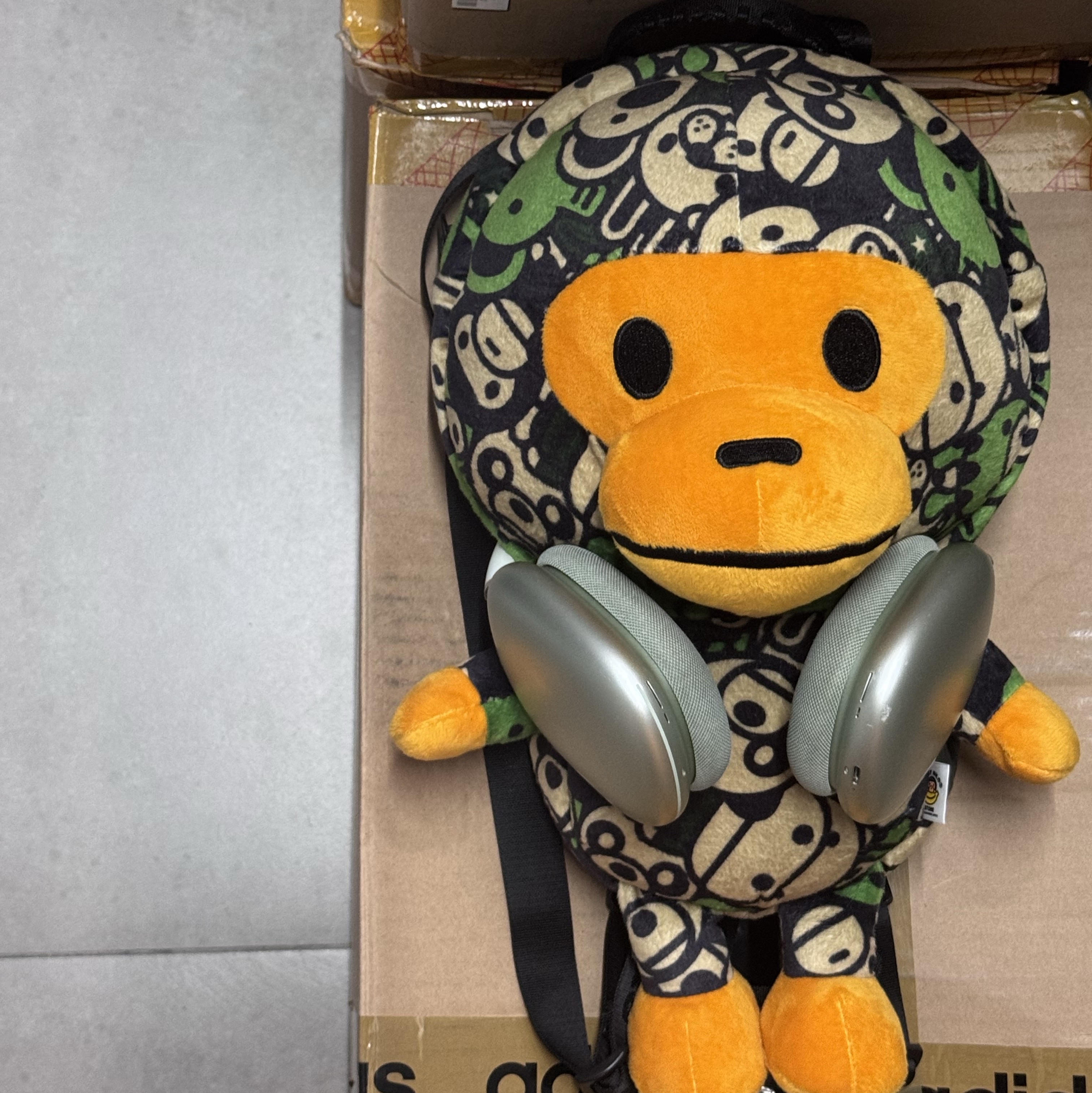 BAPE Baby Milo Plush Backpack Green 착용 스타일