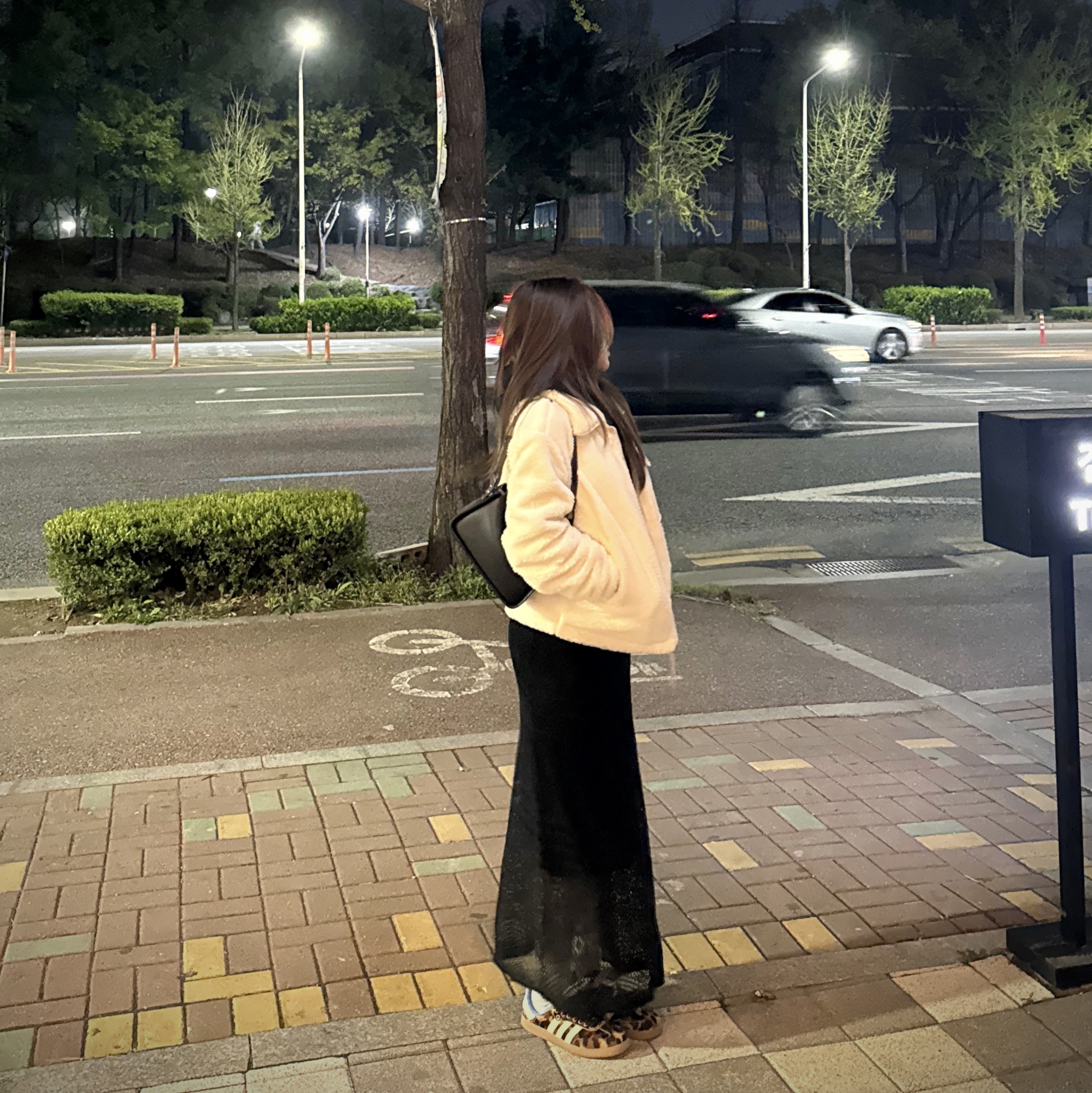 아디다스 x 웨일스 보너 포니 레오 삼바 다크 브라운 크림 화이트 착용 스타일 - 1