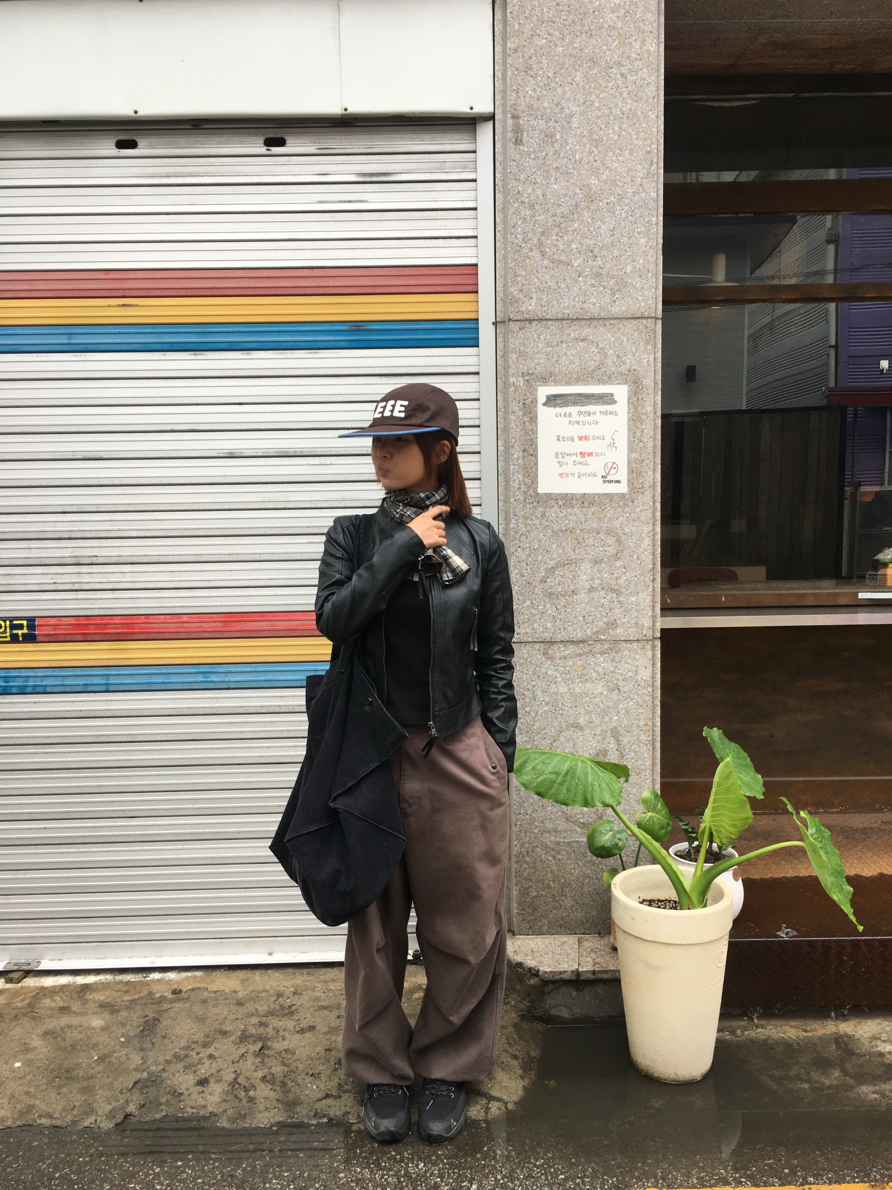 해칭룸 스노우 진 워시드 브라운, 로아 하이킹 닐 블랙 착용 스타일