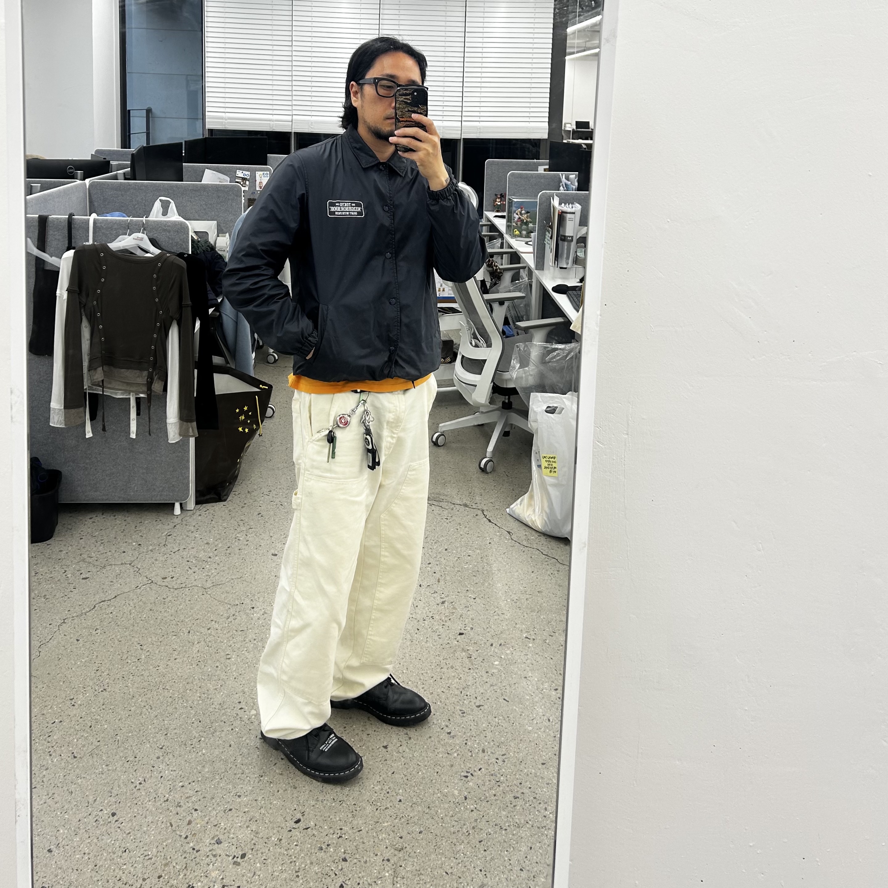 Dr. Martens x Neighborhood Smiths Smooth Leather Black, Stussy Canvas Work Pants Bone 착용 스타일 - 1