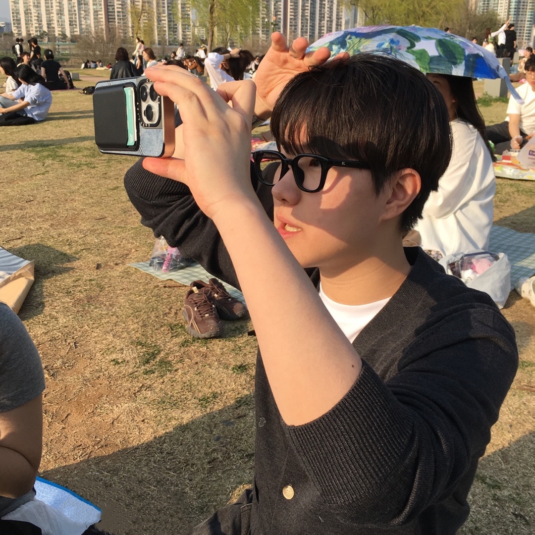 메종 키츠네 폭스 헤드 패치 클래식 가디건 앤트러사이트 멜란지 착용 스타일 - 2