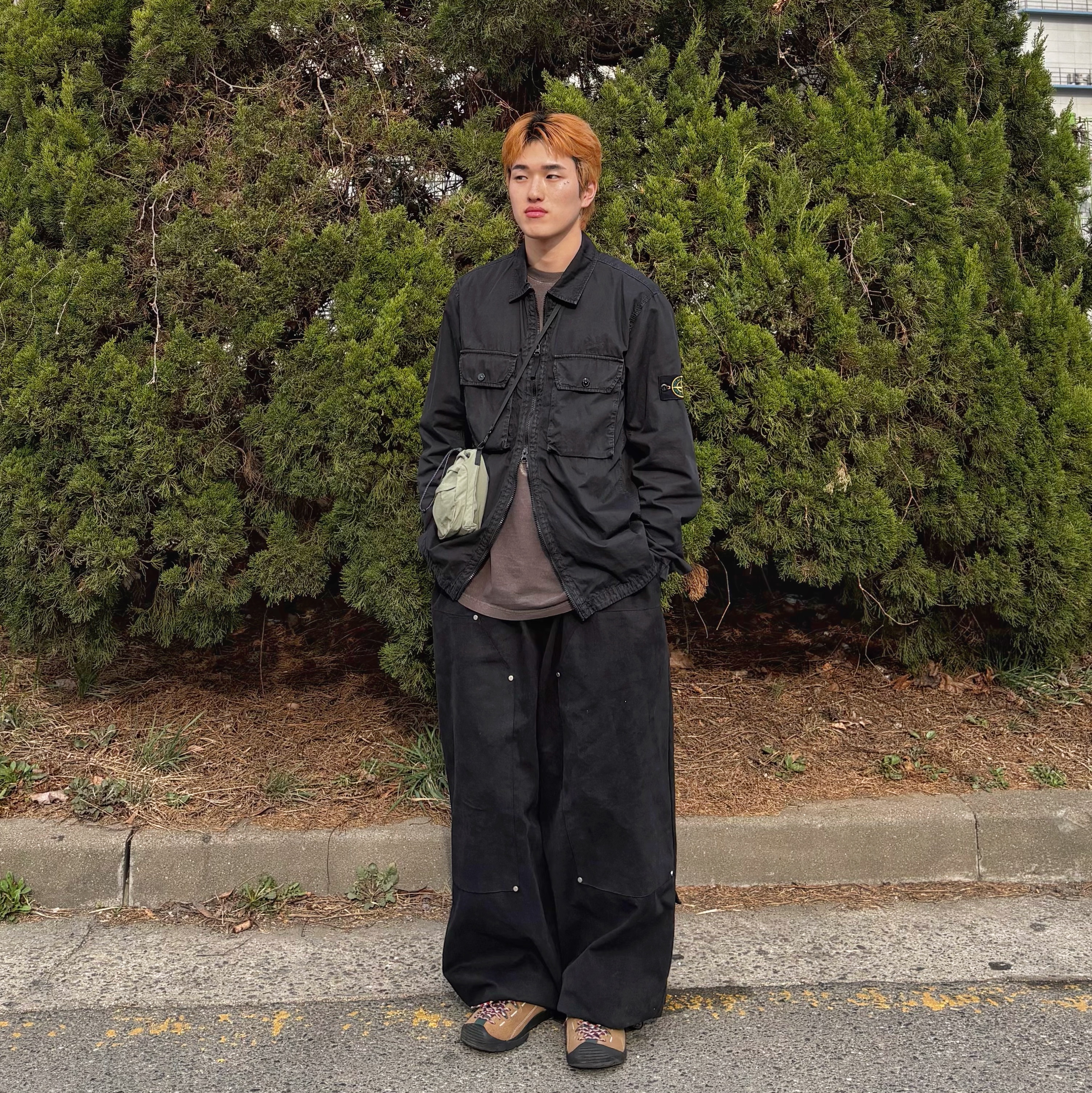 킨 재스퍼 스니커즈 토스티드 코코넛, 스톤 아일랜드 113WN 올드이펙트 오버셔츠 블랙 - 21FW 착용 스타일 - 2