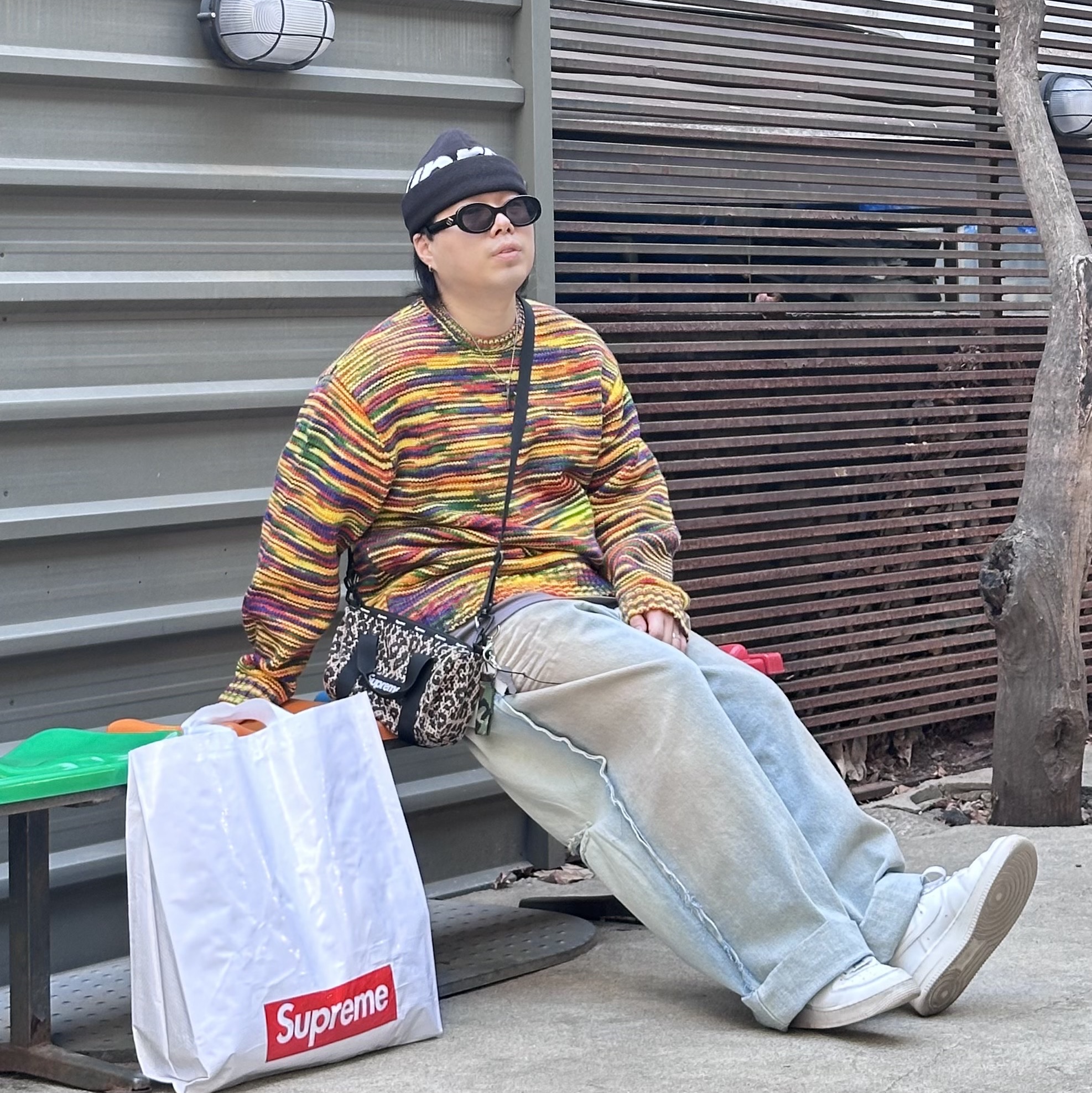 Supreme Static Sweater Multi-Color - 20FW, Supreme Mesh Mini Duffle Bag Leopard - 23SS 착용 스타일 - 3