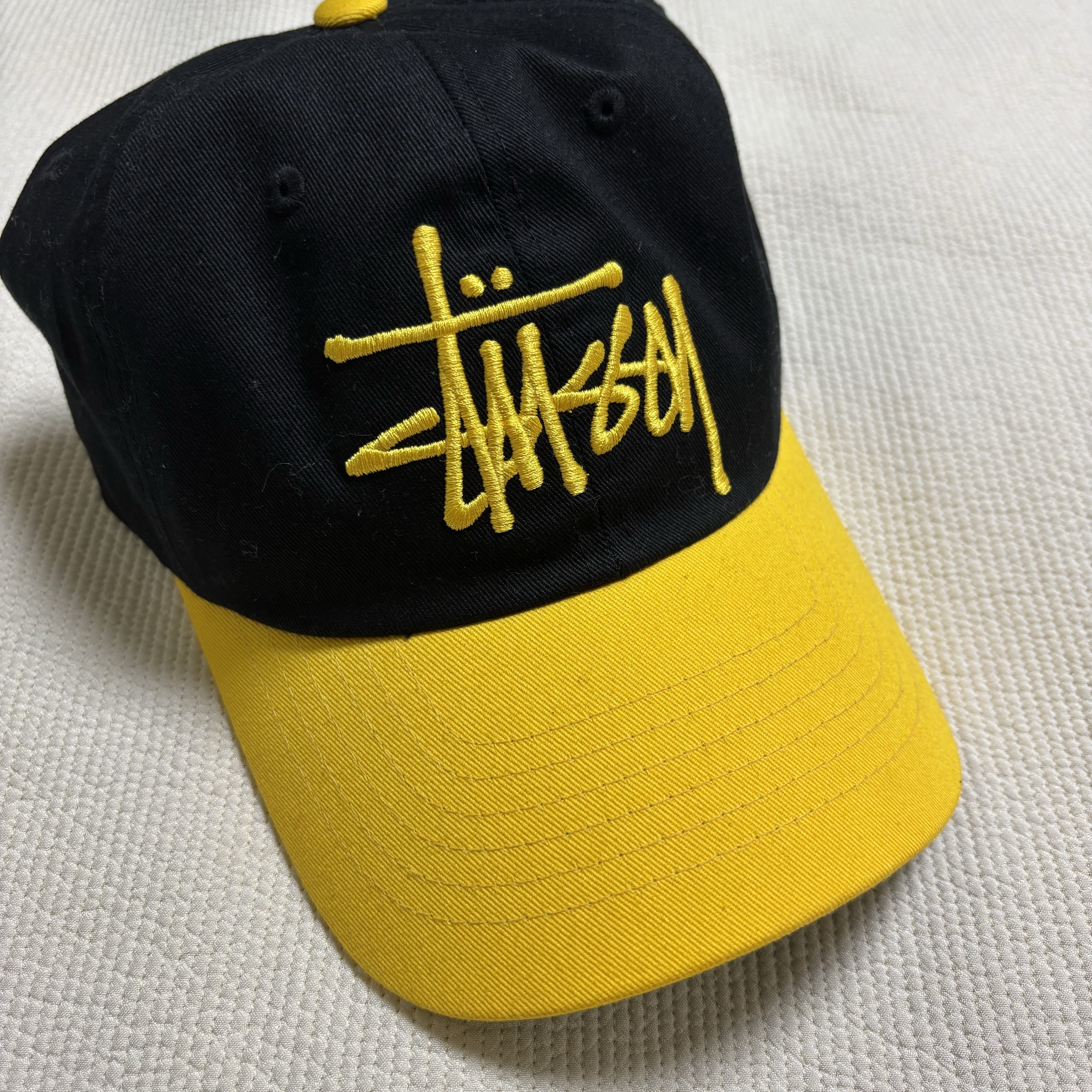 Stussy Low Profile Big Basic Snapback Black Gold 착용 스타일