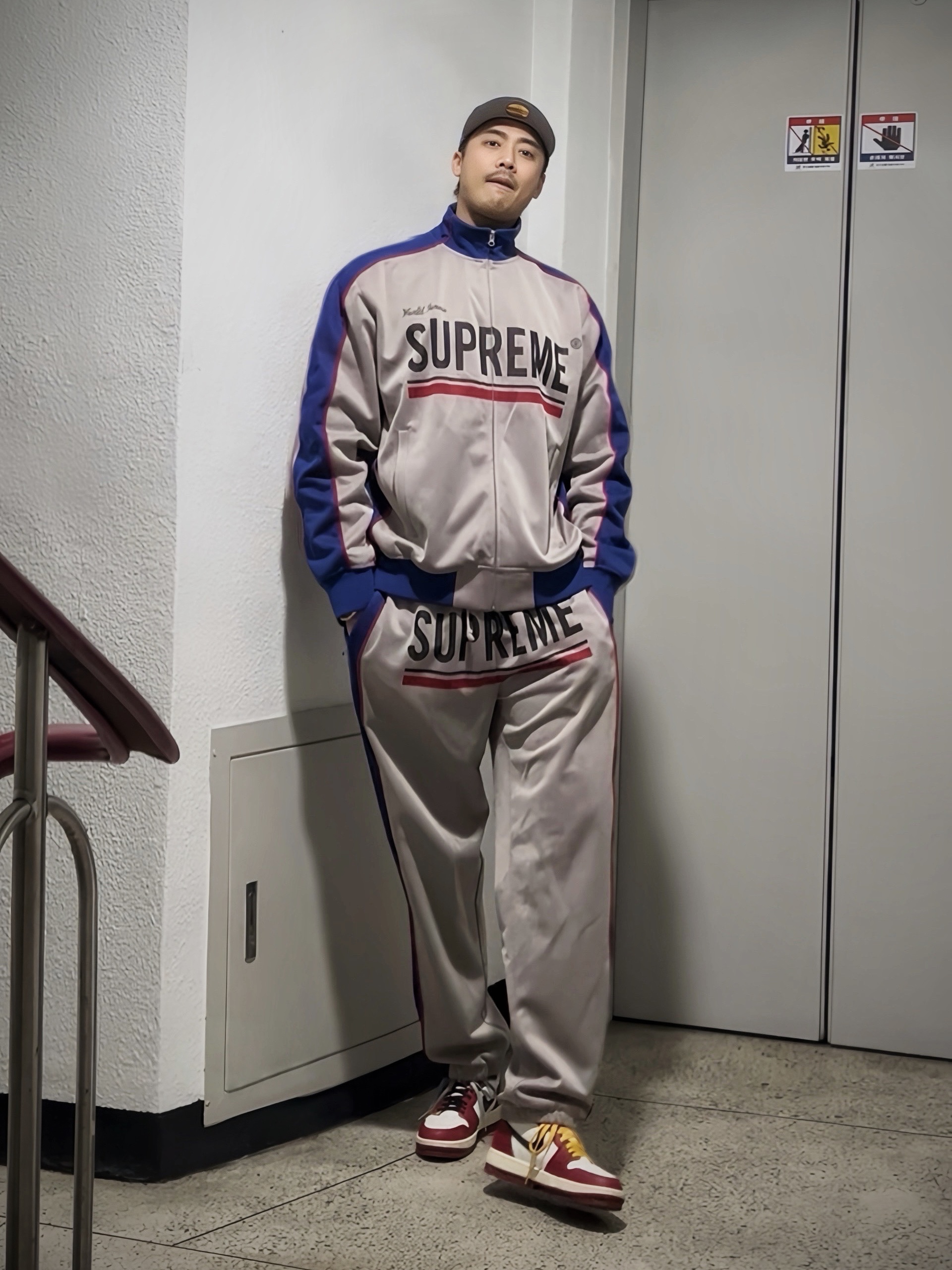 Supreme Bones Box Logo New Era Royal - 25SS, Supreme World Famous Jacquard Track Jacket Stone - 22FW 착용 스타일 - 2