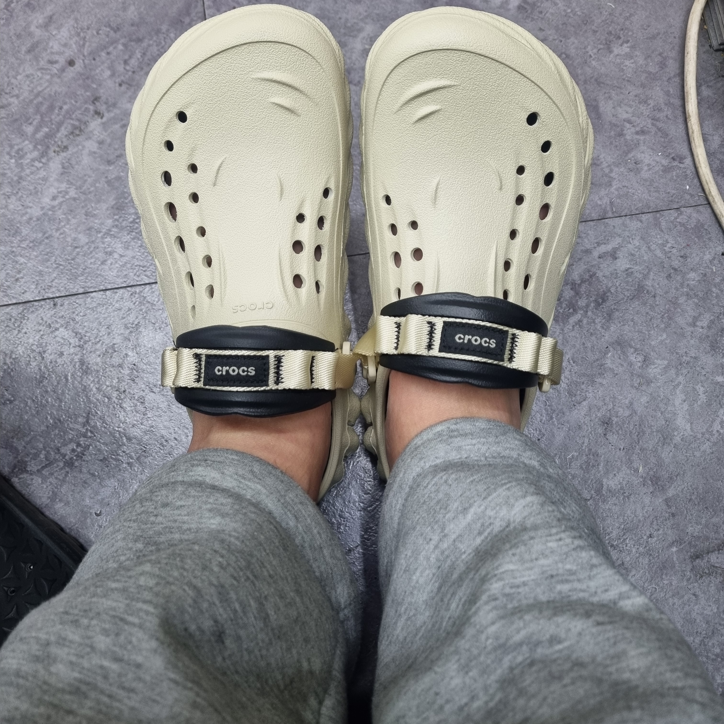 Crocs Echo Clog Bone Black 착용 스타일