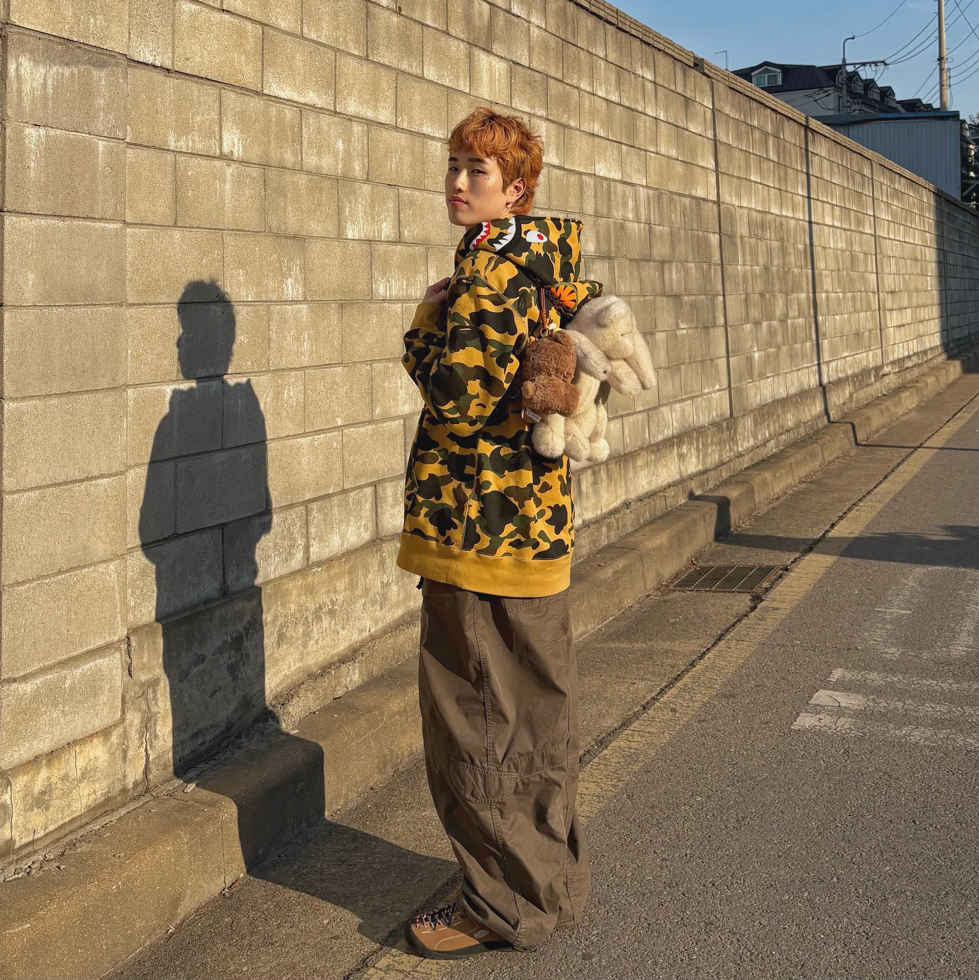 BAPE 1st Camo Shark Full Zip Hoodie Yellow, Keen Jasper Sneakers Toasted Coconut 착용 스타일 - 6