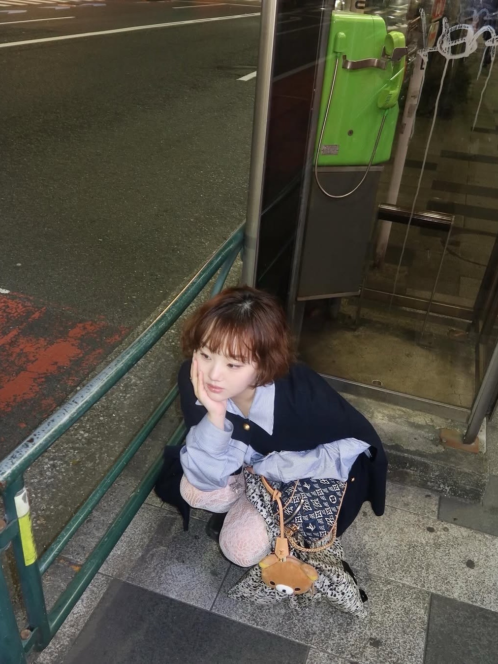 파르벵 코티지 울 케이프 네이비 착용 스타일 - 2