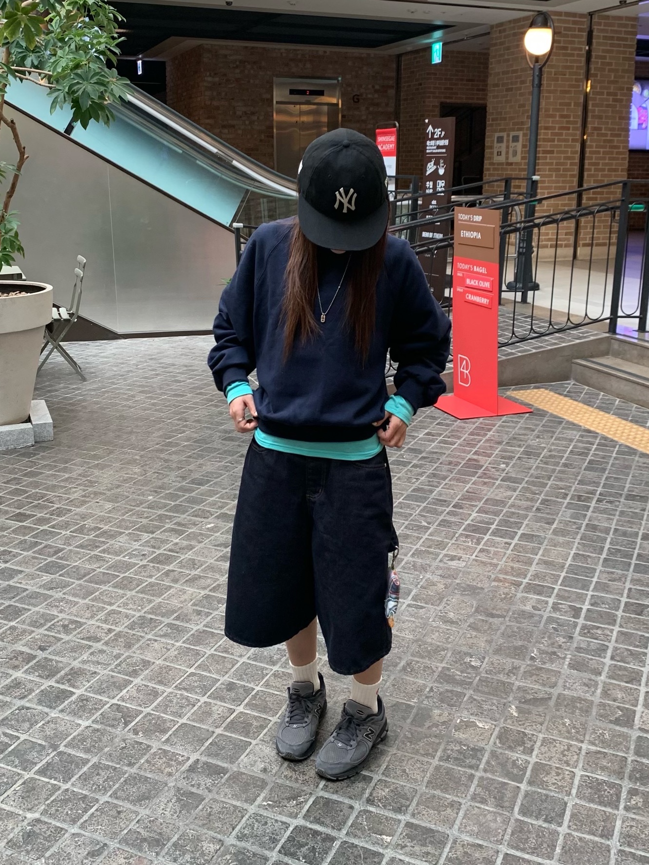 휴먼 메이드 파일 삭스 화이트, 디스이즈네버댓 x 뉴에라 x MLB 뉴욕 양키스 59피프티 레트로 크라운 캡 블랙 착용 스타일 - 1