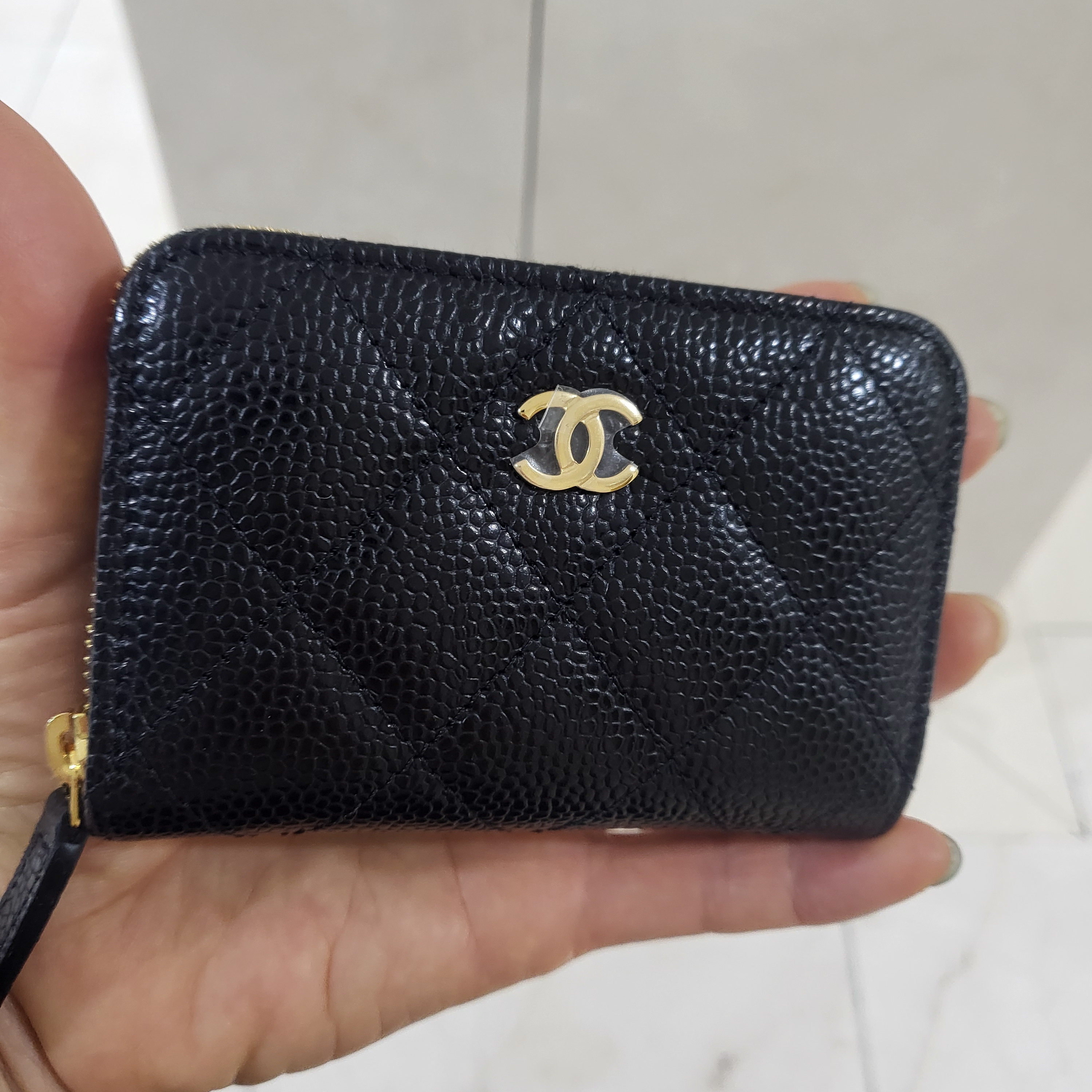 Chanel Classic Zipped Coin Purse Grained Calfskin & Gold Black 착용 스타일