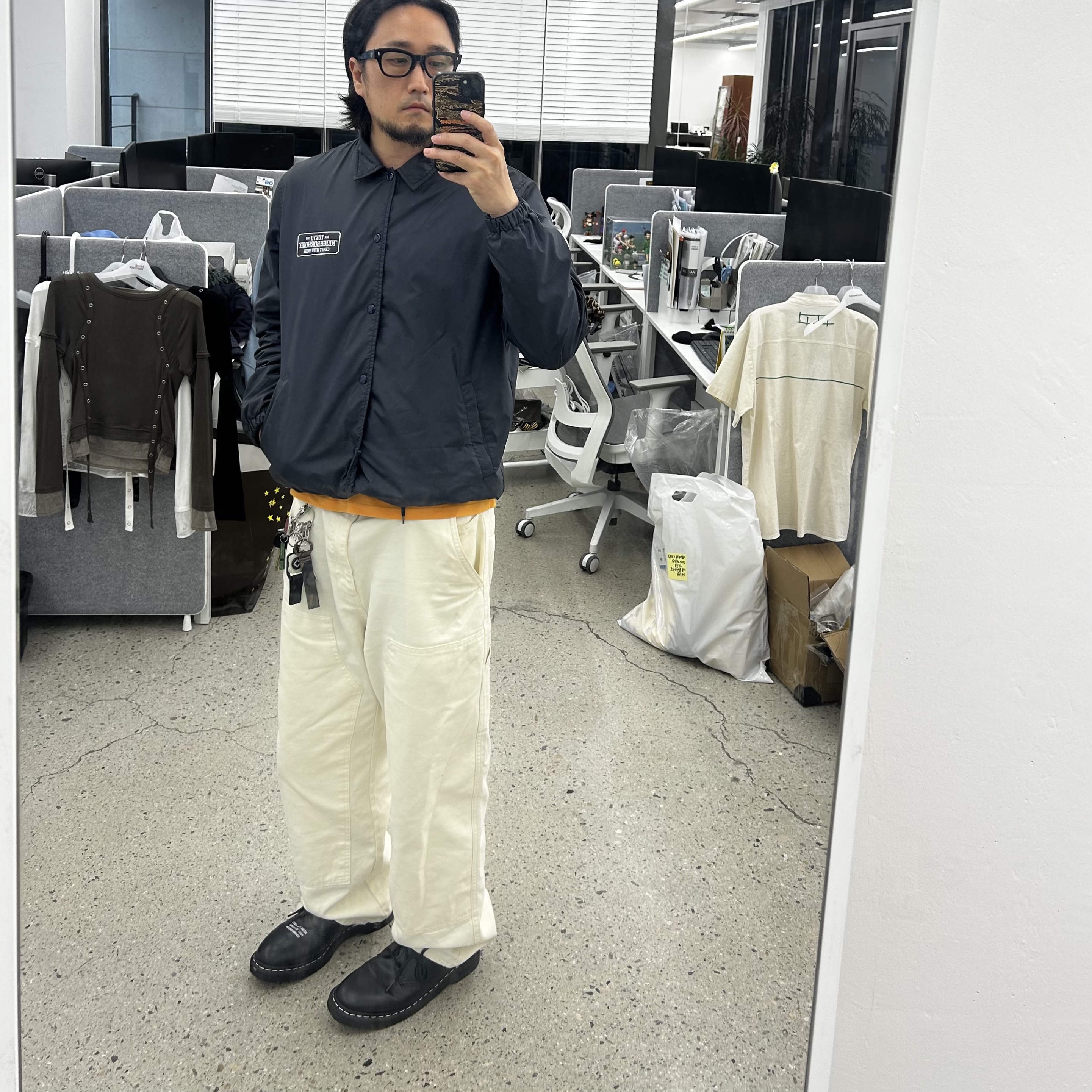 Dr. Martens x Neighborhood Smiths Smooth Leather Black, Stussy Canvas Work Pants Bone 착용 스타일 - 2