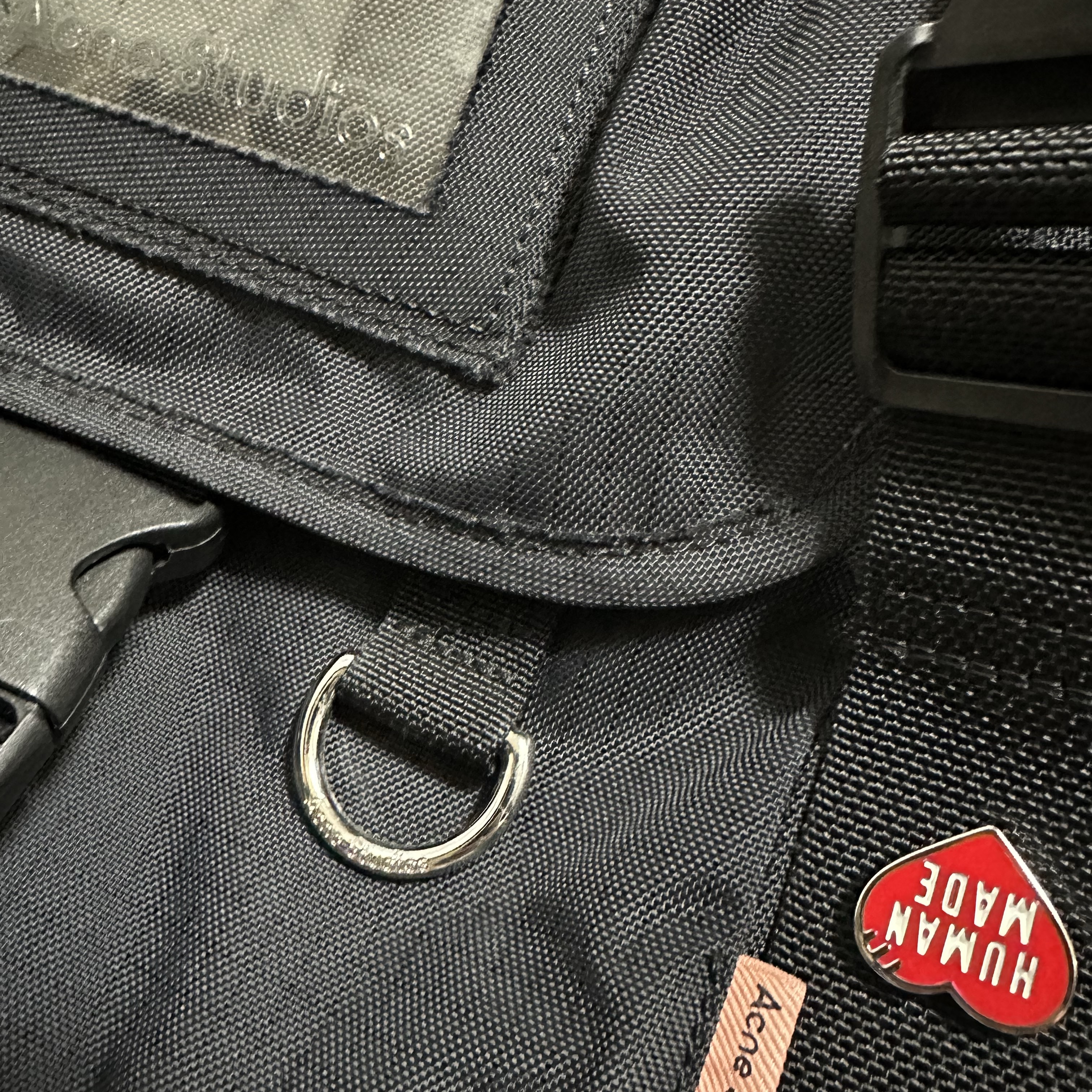 Human Made Heart Pin Red, Acne Studios Mini Messenger Bag Black 착용 스타일