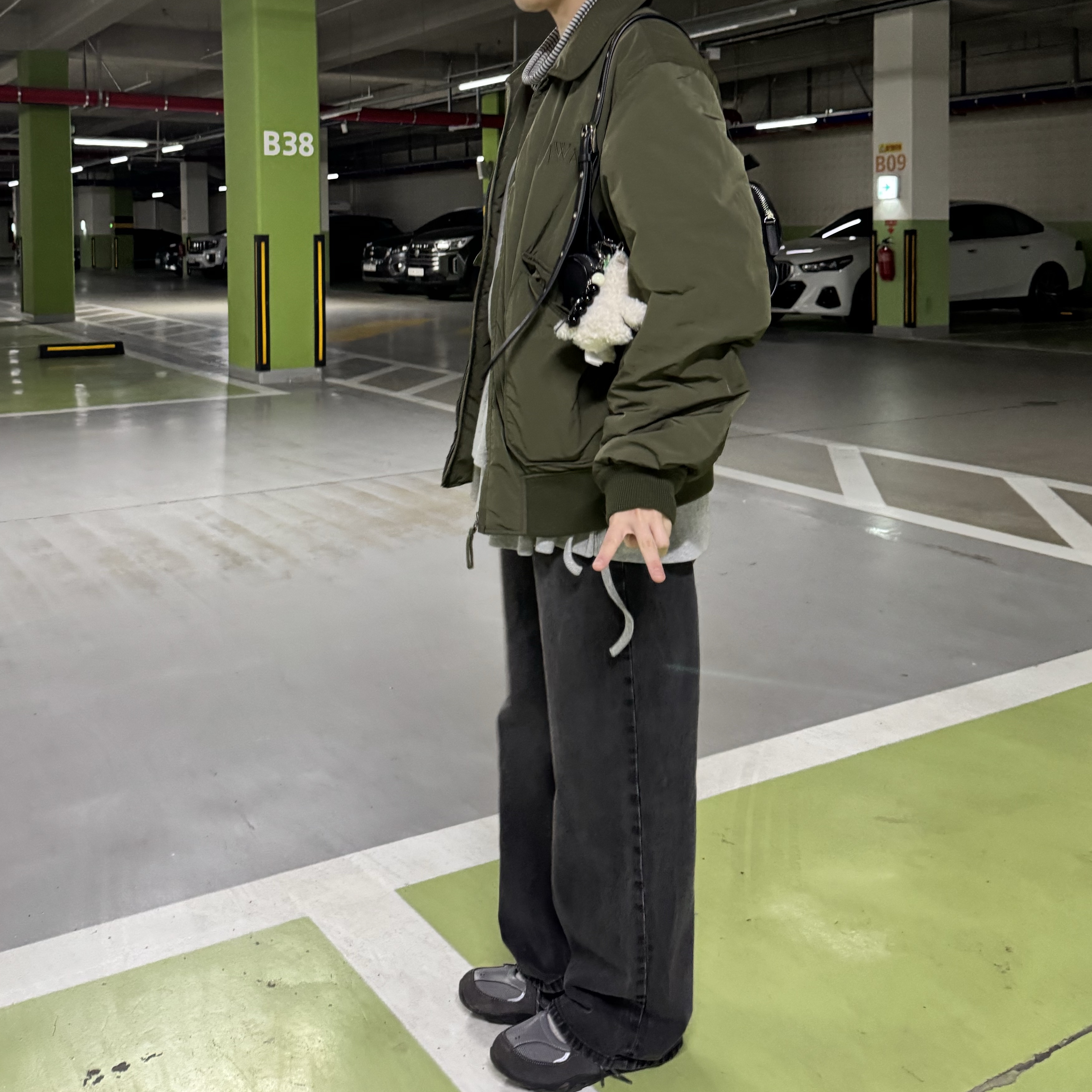 마뗑킴 마들렌 라운드백 블랙, 젤리캣 먼로 스코티 도그 백 참 크림 착용 스타일 - 2