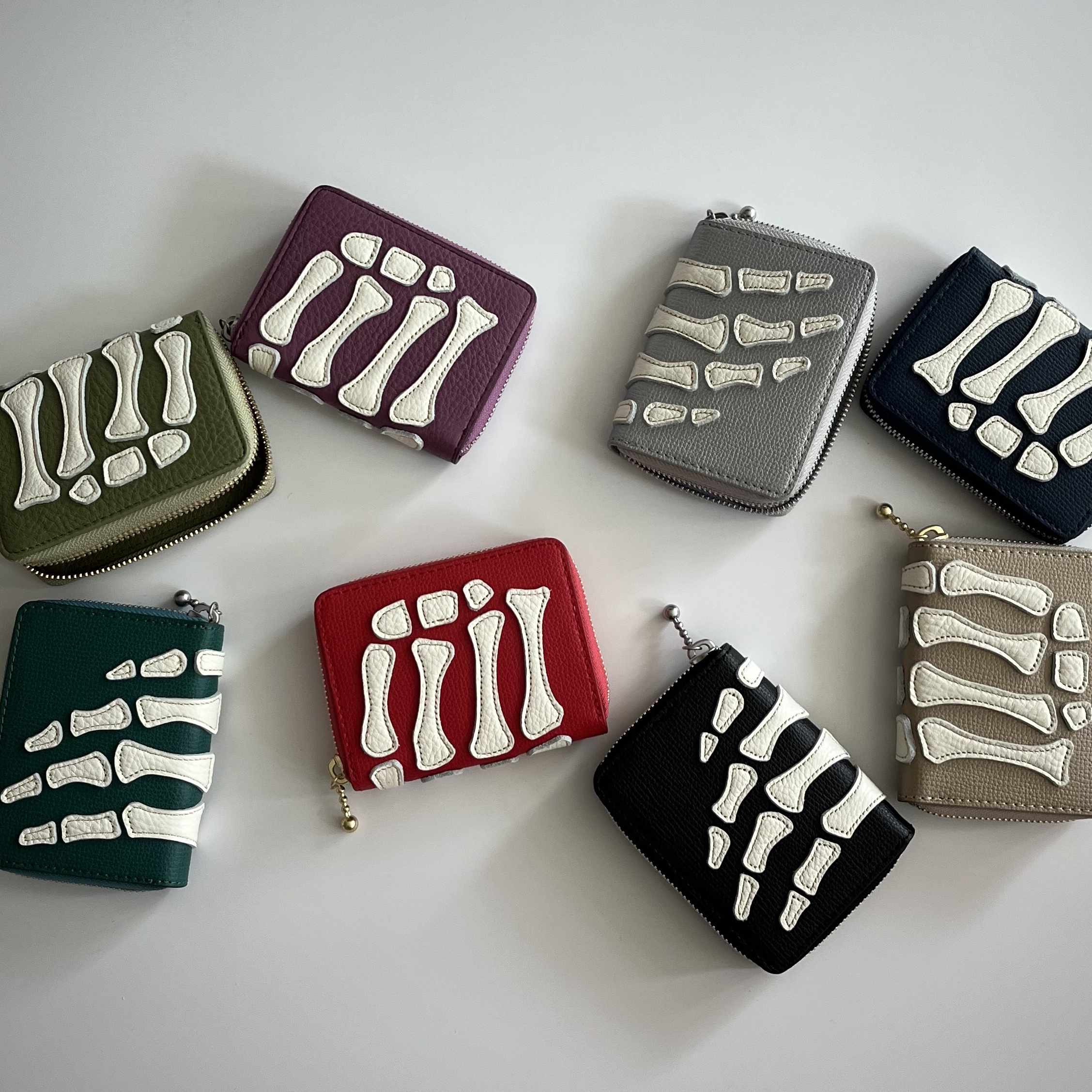 Kapital Thumbs Up Bone Hand Zip Mini Wallet Black, Kapital Thumbs Up Bone Hand Zip Mini Wallet Red 착용 스타일 - 5