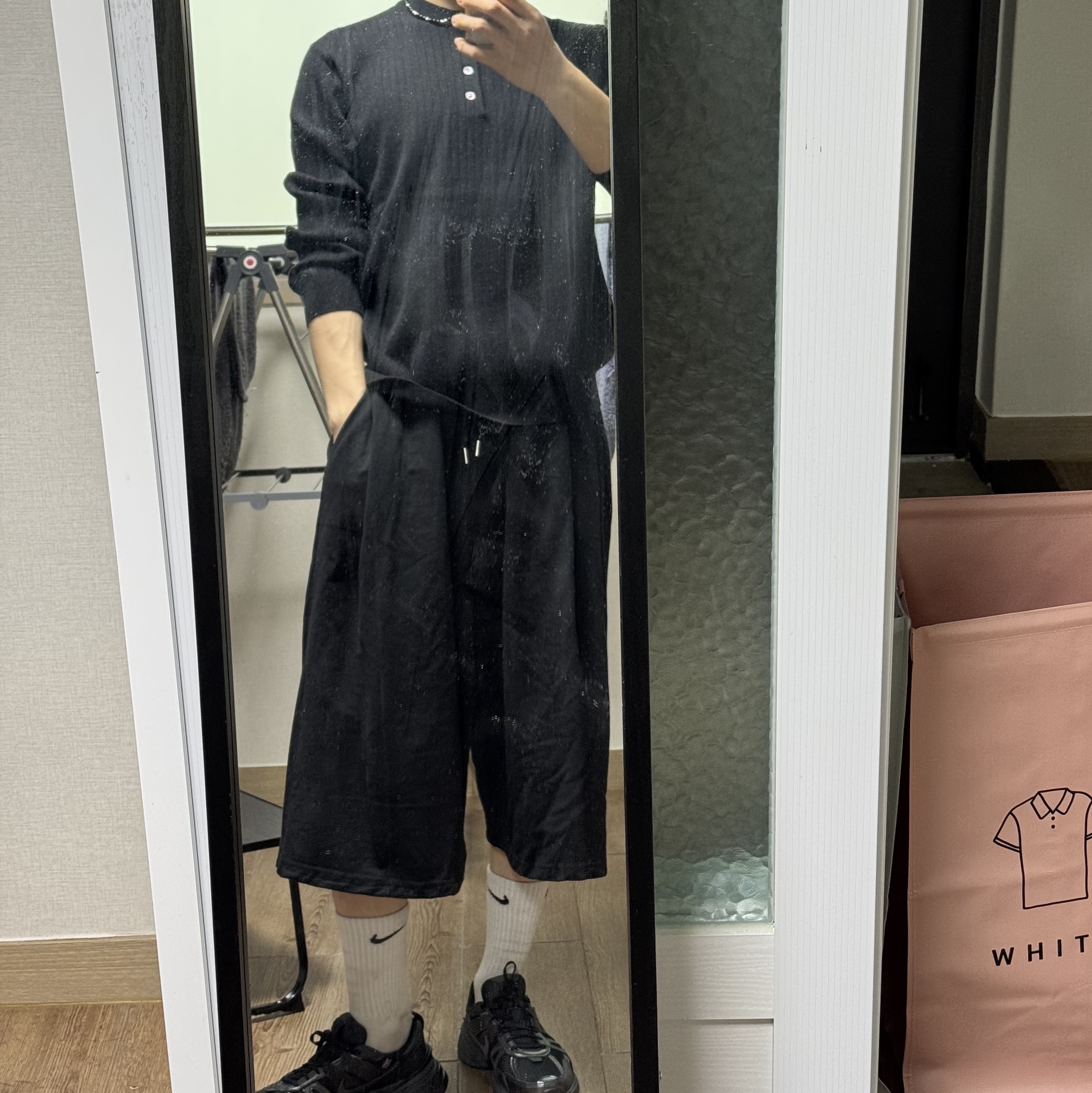 Nike V2K Run Black Anthracite 착용 스타일 - 1
