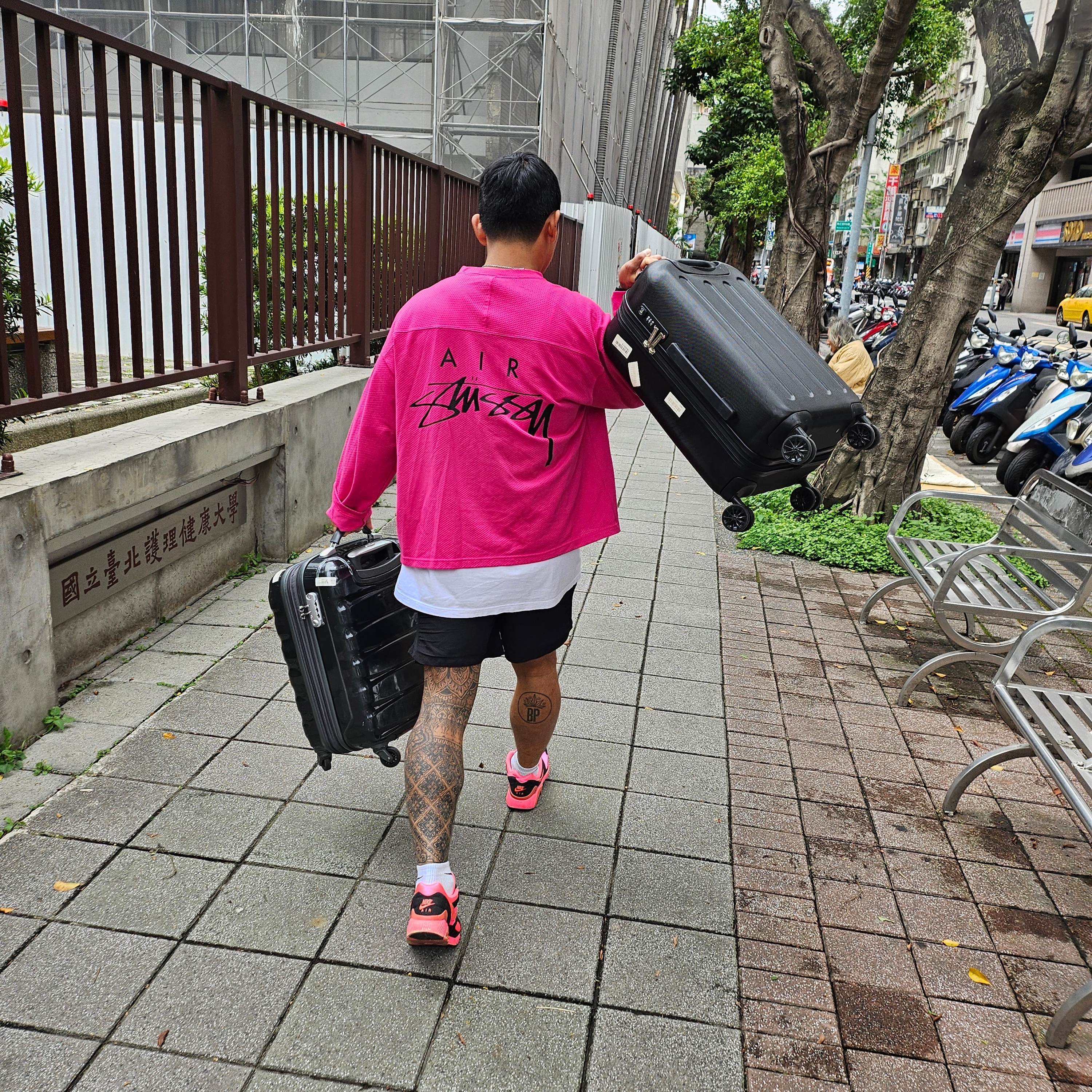 Nike x Stussy Long Sleeve Top Fireberry (FJ9164-615), Nike x Comme des Garcons Homme Plus Air Max 180 Black 착용 스타일