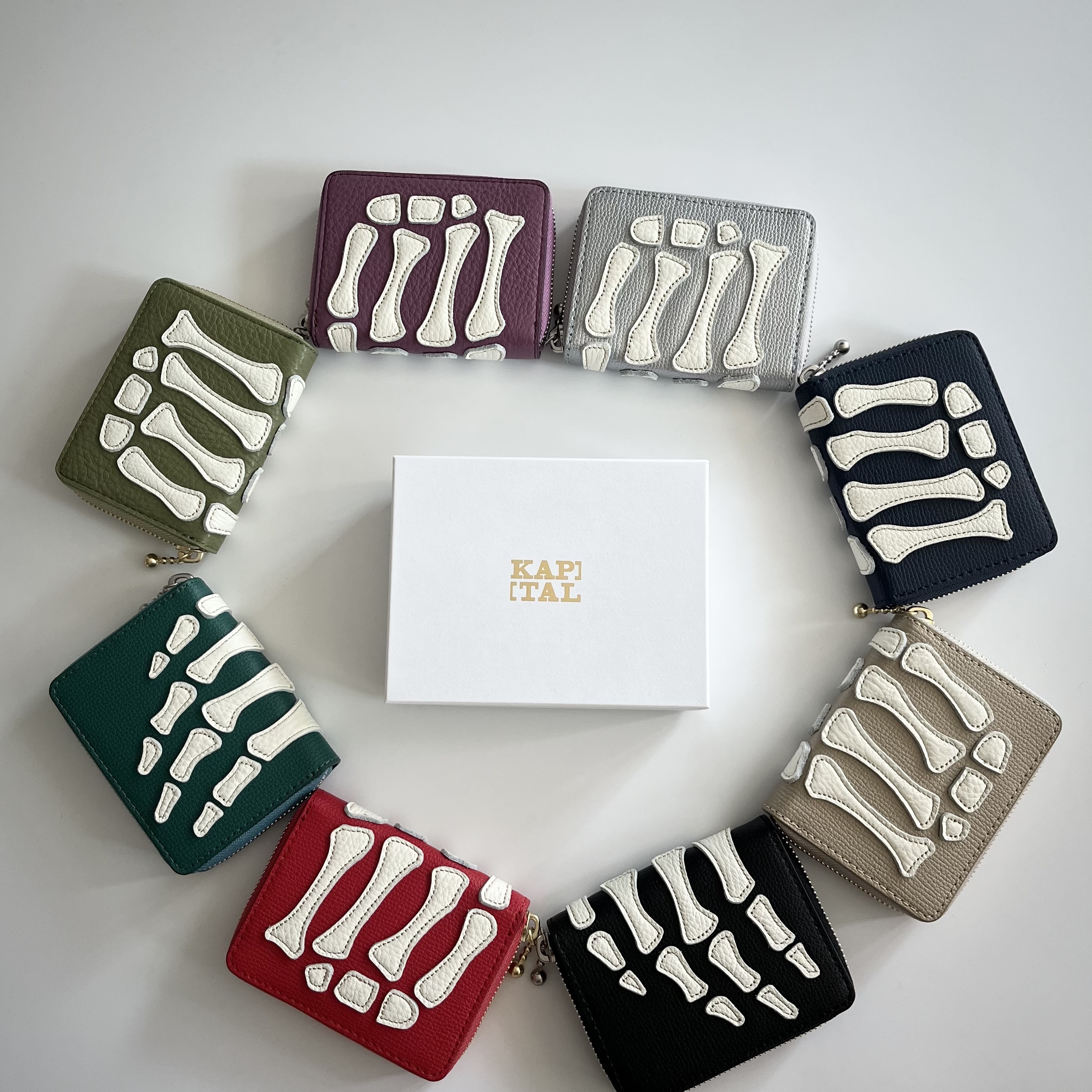 Kapital Thumbs Up Bone Hand Zip Mini Wallet Black, Kapital Thumbs Up Bone Hand Zip Mini Wallet Red 착용 스타일 - 3