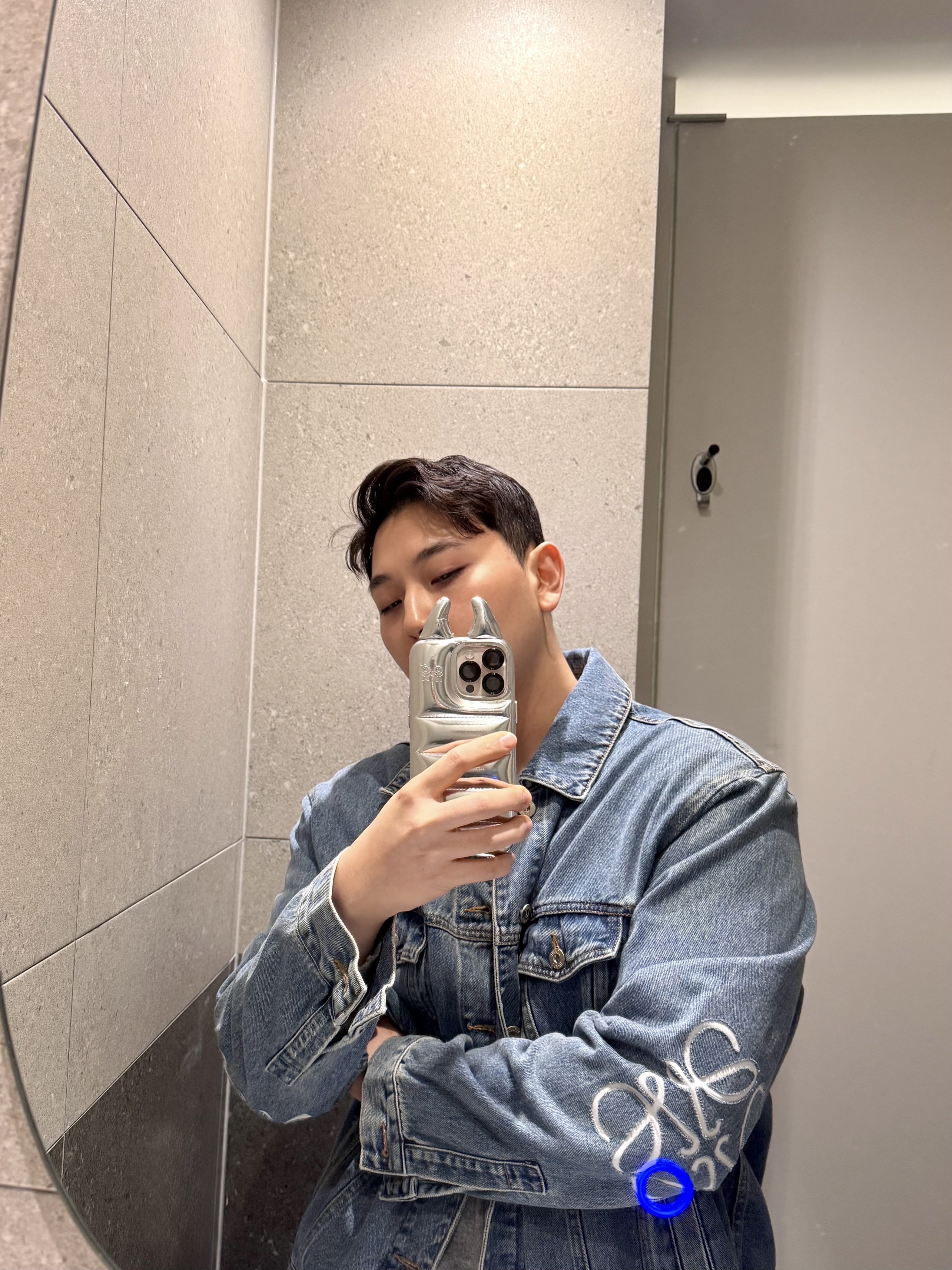 로에베 아나그램 데님 자켓 미드 블루 데님 착용 스타일