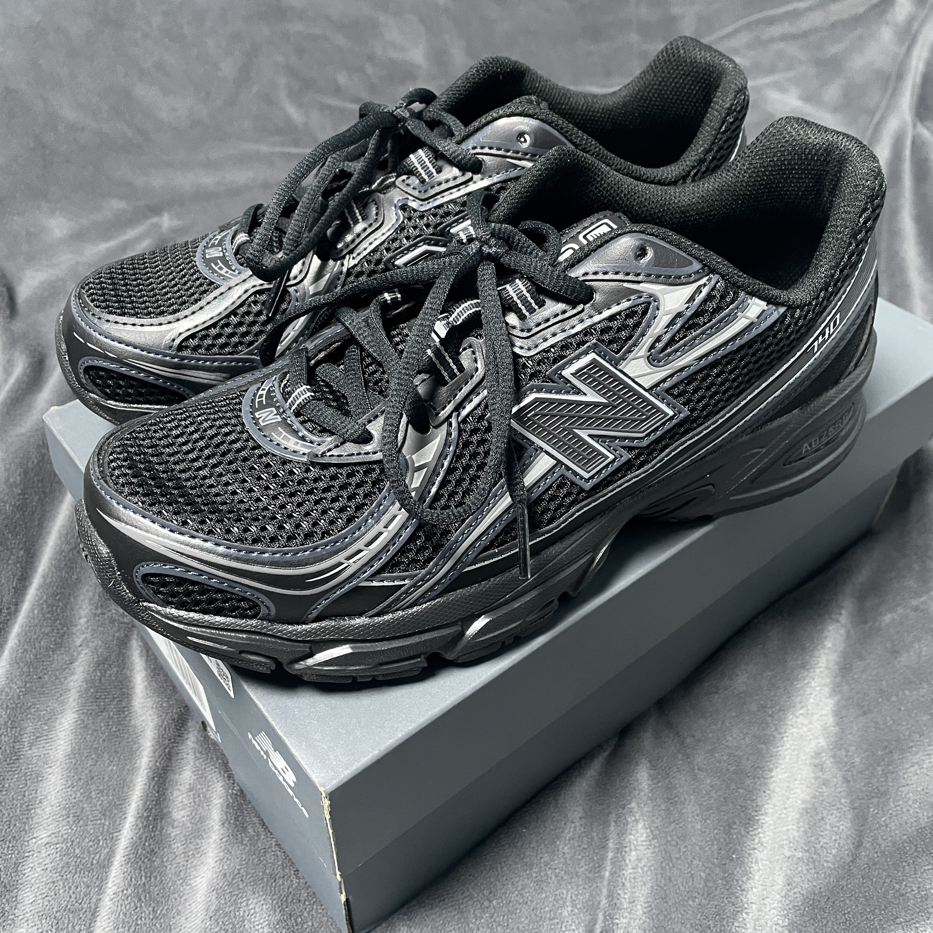 New Balance 740v2 Black Silver Metallic 착용 스타일