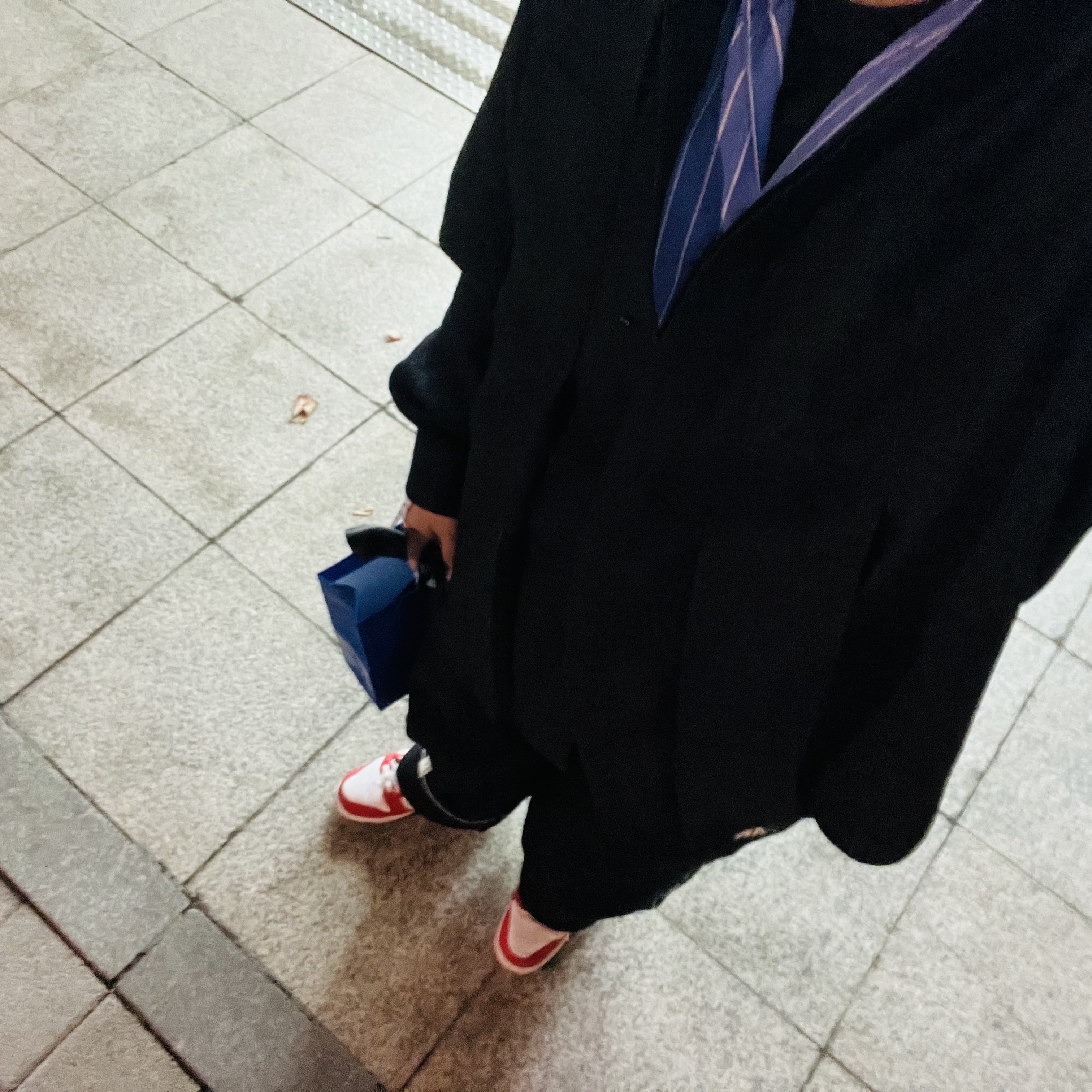 아더에러 놀크 로고 스웨트팬츠 느와르, 아더에러 셔츠 프로덕트 53 느와르 착용 스타일